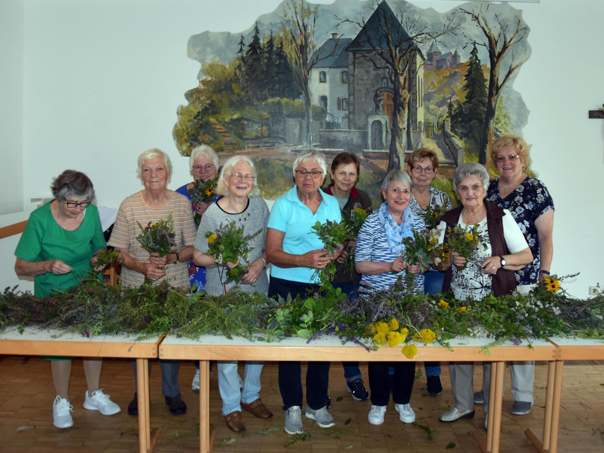 Die Frauen des KDFB in St. Wendel haben im Cusanushaus 180 Kräutersträuße gebunden.