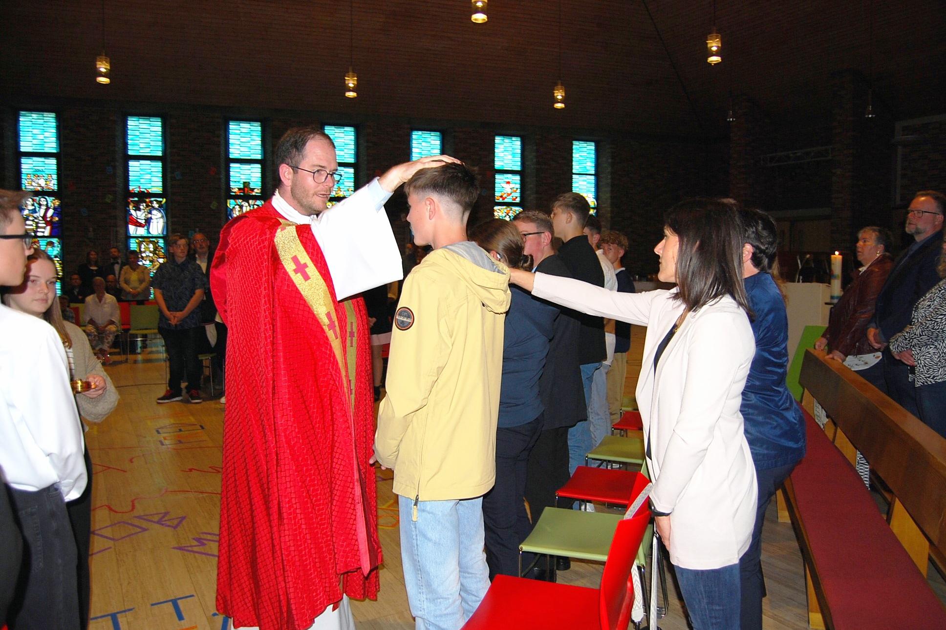 Jugendpfarrer Thomas Hufschmidt firmt Jugendliche in der Jugendkirche MIA.