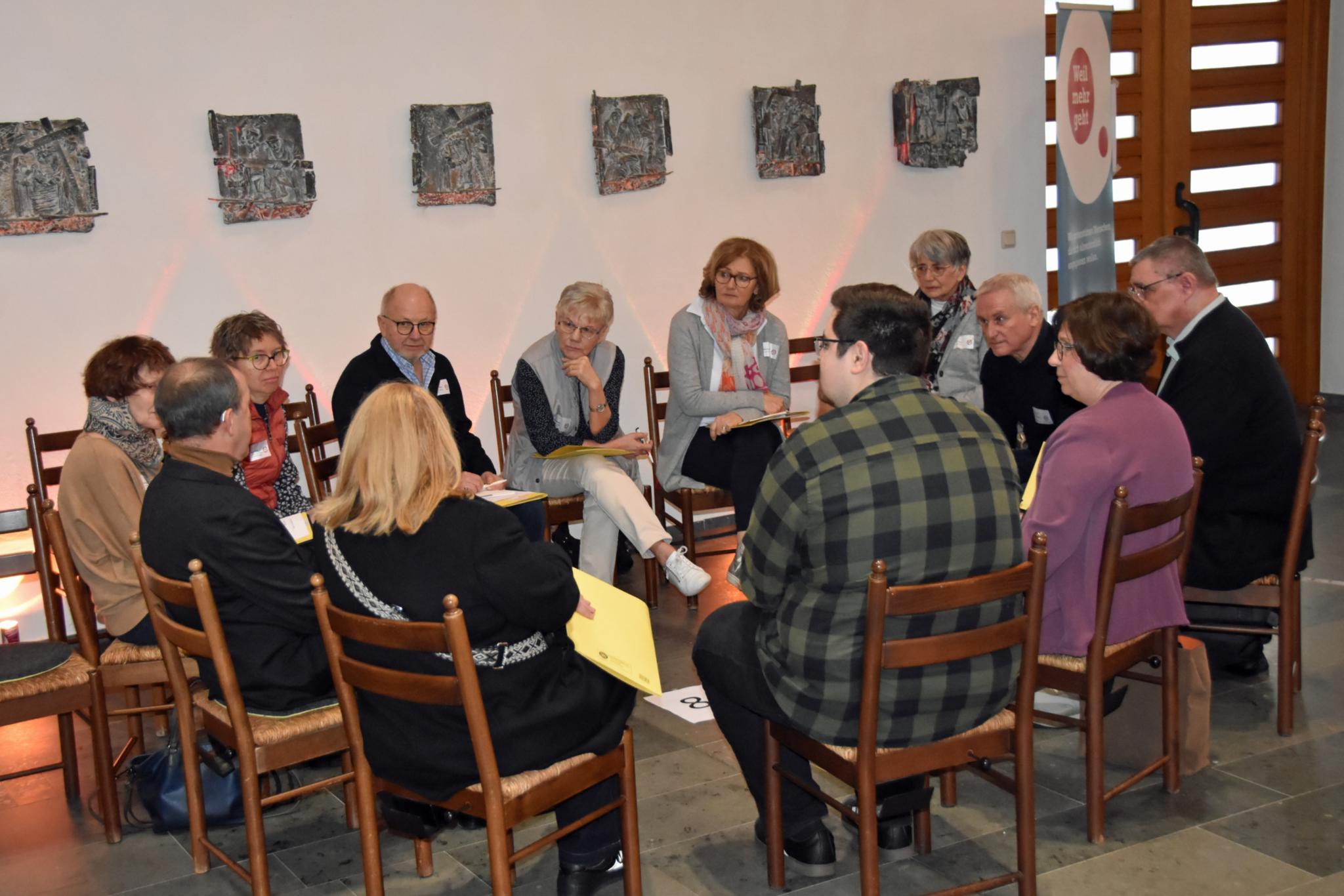 In Kleingruppen diskutierten die Teilnehmenden über vorher ausgewählte Themen.