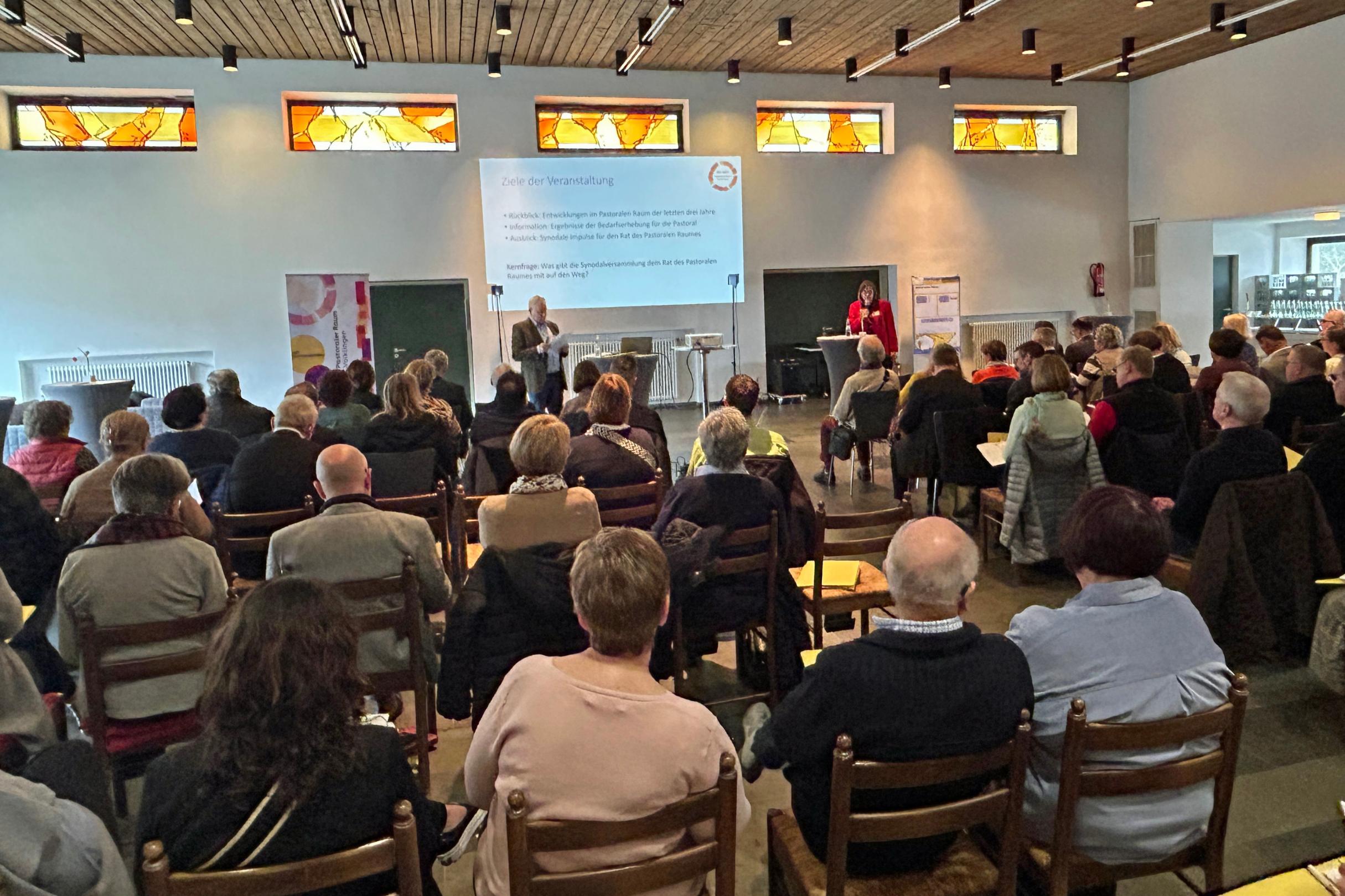 Francesco Caglioti und Bärbel Hornberger stellten der Versammlung die Ziele vor.