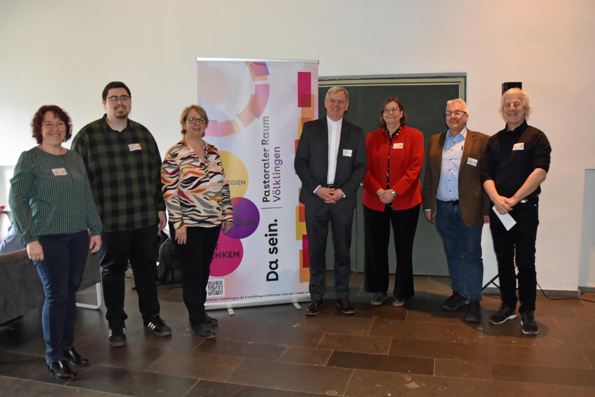 Katja Biwer (Leitungsteam), Jonas Mayer (Schriftführer des Rats des PastR), Sorina Milkovic (Vorstand Rat), Generalvikar Ulrich von Plettenberg, Bärbel Hornberger (Vorsitzende des Rats des PastR), Francesco Caglioti (Leitungsteam) und Dekan Bernd Schikofsky.