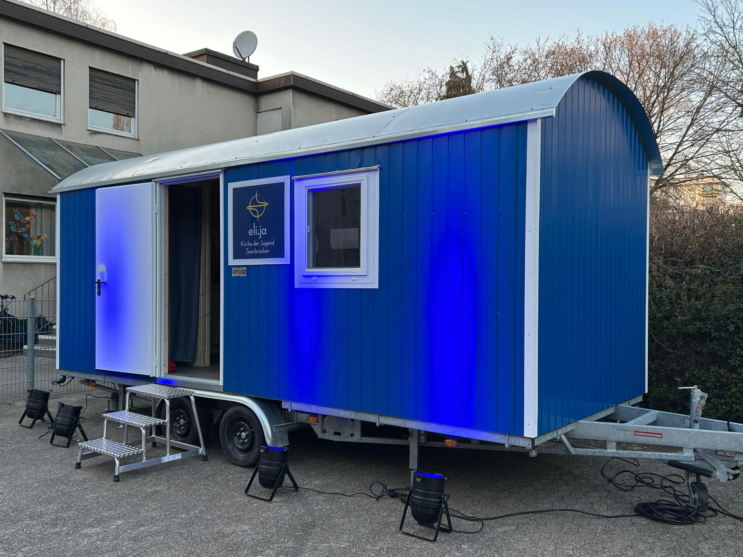 Mit einer Anhängerkupplung kann das Tiny House mit dem Auto gefahren werden.