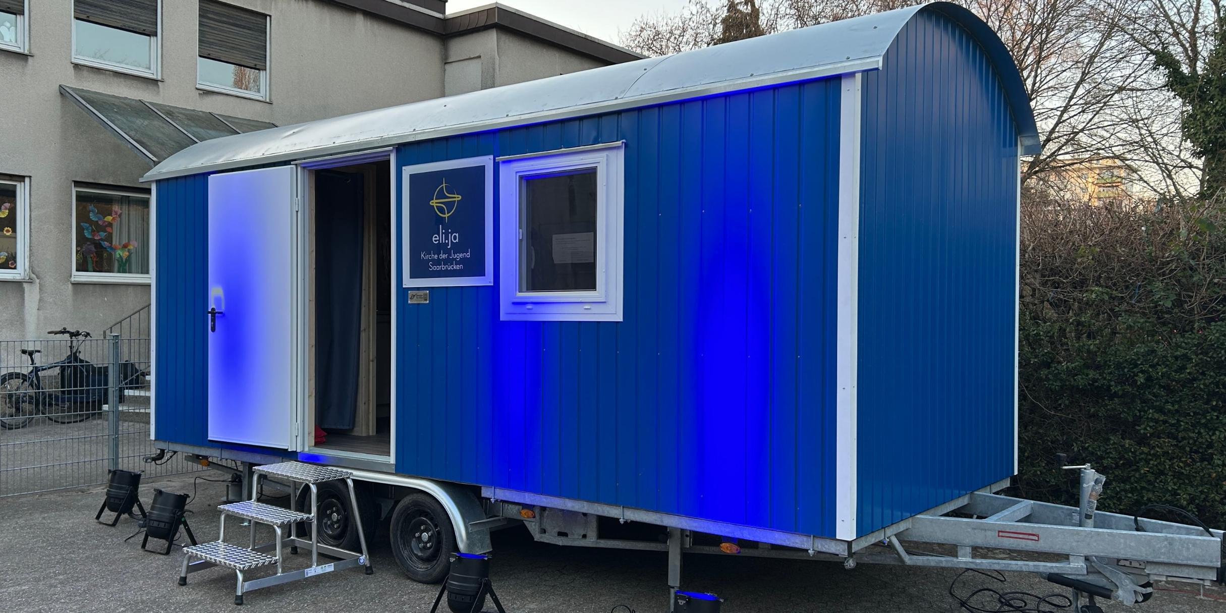Mit einer Anhängerkupplung kann das Tiny House mit dem Auto gefahren werden.