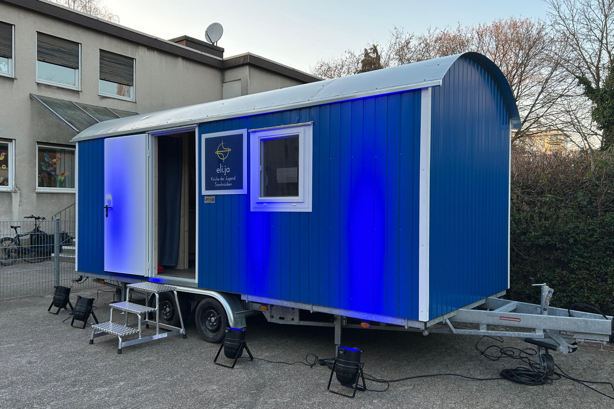 Mit einer Anhängerkupplung kann das Tiny House mit dem Auto gefahren werden.