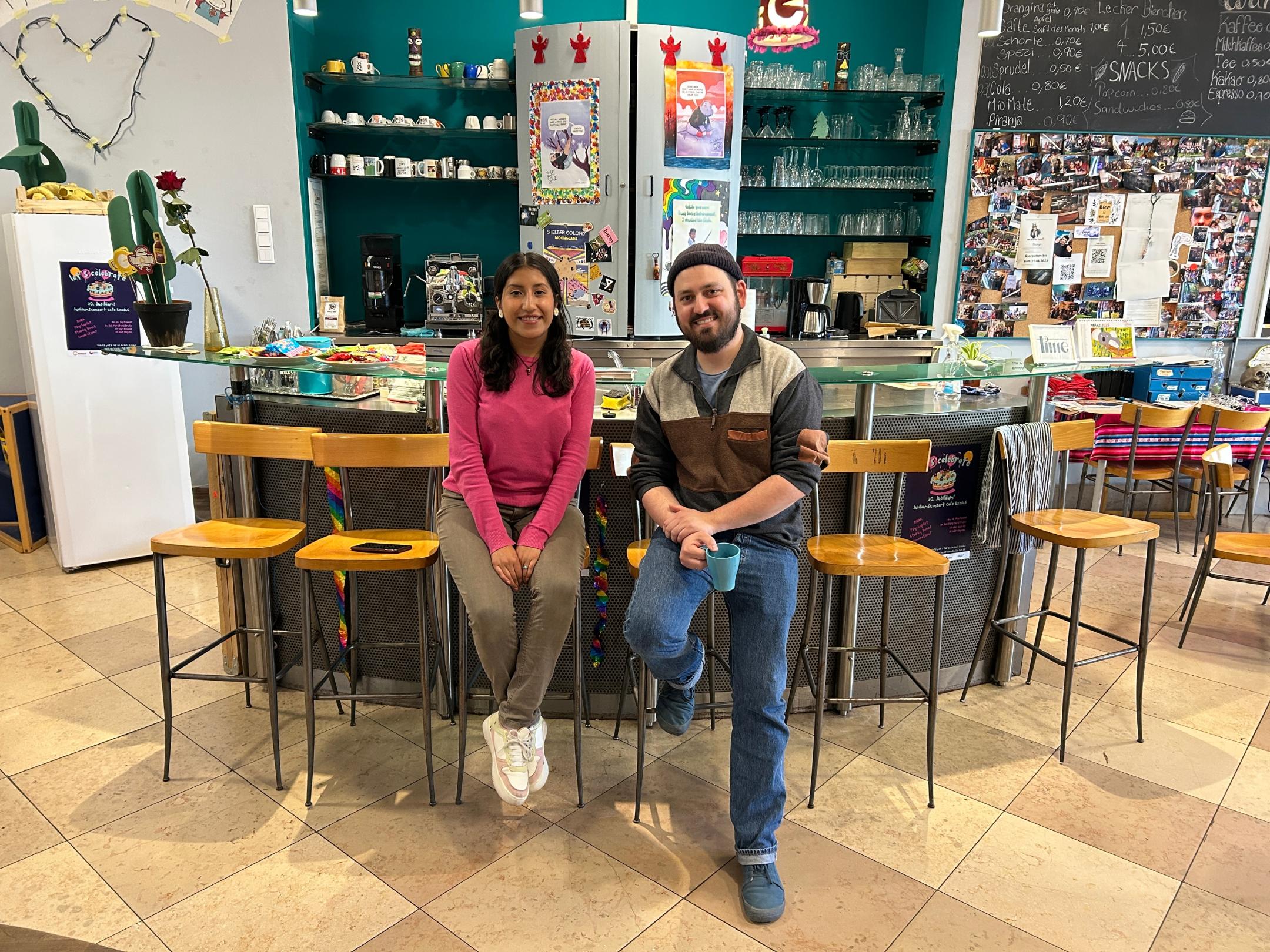 Till Edlinger (rechts) ist der neue Leiter des Café Exodus in Saarbrücken. Seit März arbeitet auch Carla Daniela Salgveiro Forquera aus Bolivien als Freiwilligendienstleistende im Jugendtreff.