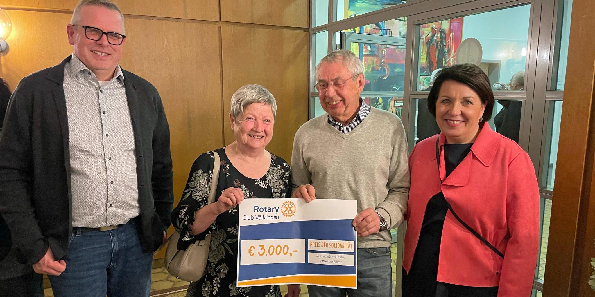 Stellvertretend für alle Ämterlotsen nahmen sie den Preis entgegen: Pastoralreferent Christoph Morgen, Ämterlotsen Dorothee Schmitt und Gerd Kockler und Steffi Dincher-Puhl, Leiterin des Caritasberatungszentrum (CBZ) in Völklingen (von links)