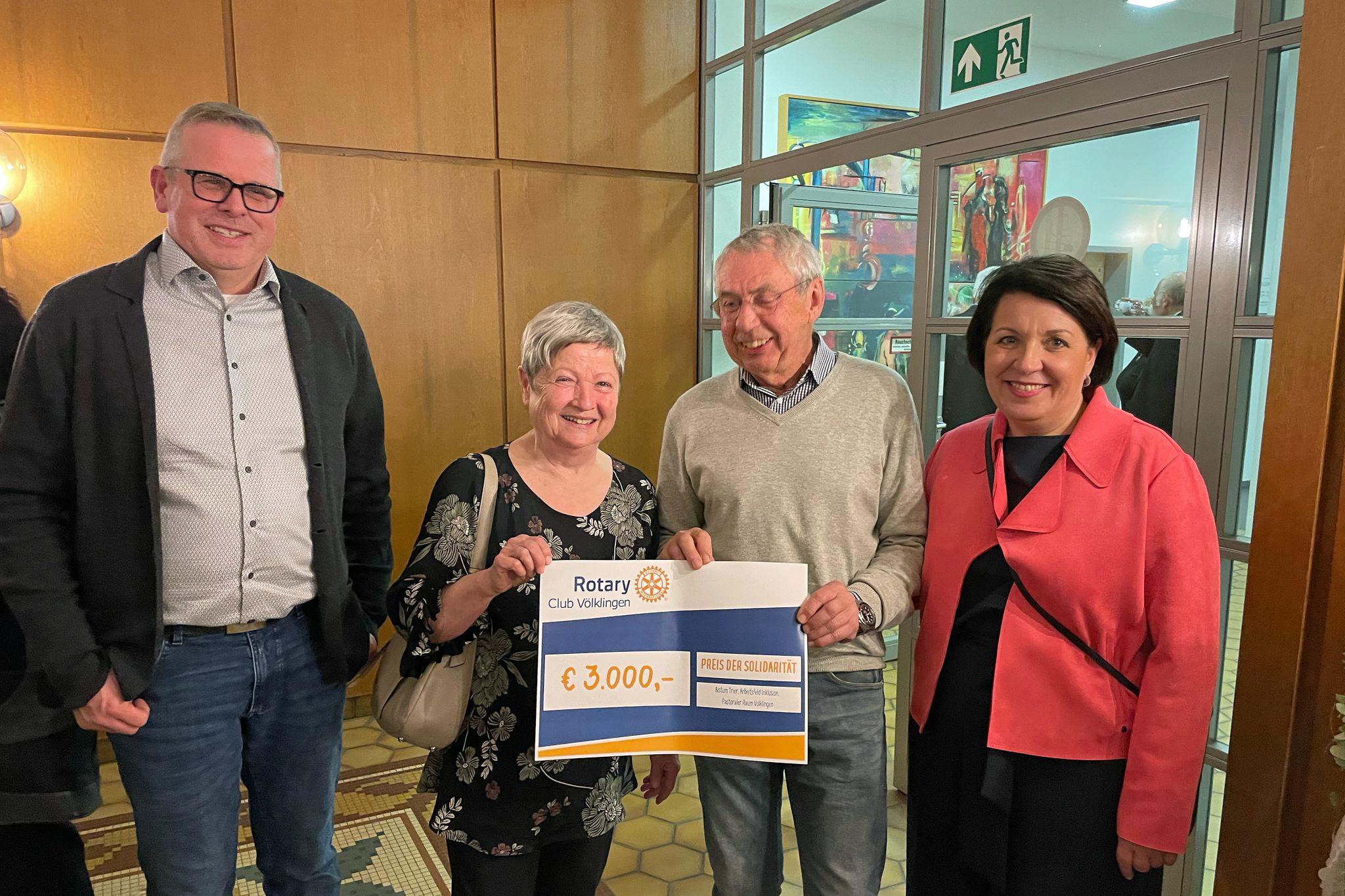 Stellvertretend für alle Ämterlotsen nahmen sie den Preis entgegen: Pastoralreferent Christoph Morgen, Ämterlotsen Dorothee Schmitt und Gerd Kockler und  Steffi Dincher-Puhl, Leiterin des Caritasberatungszentrum (CBZ) in Völklingen (von links)