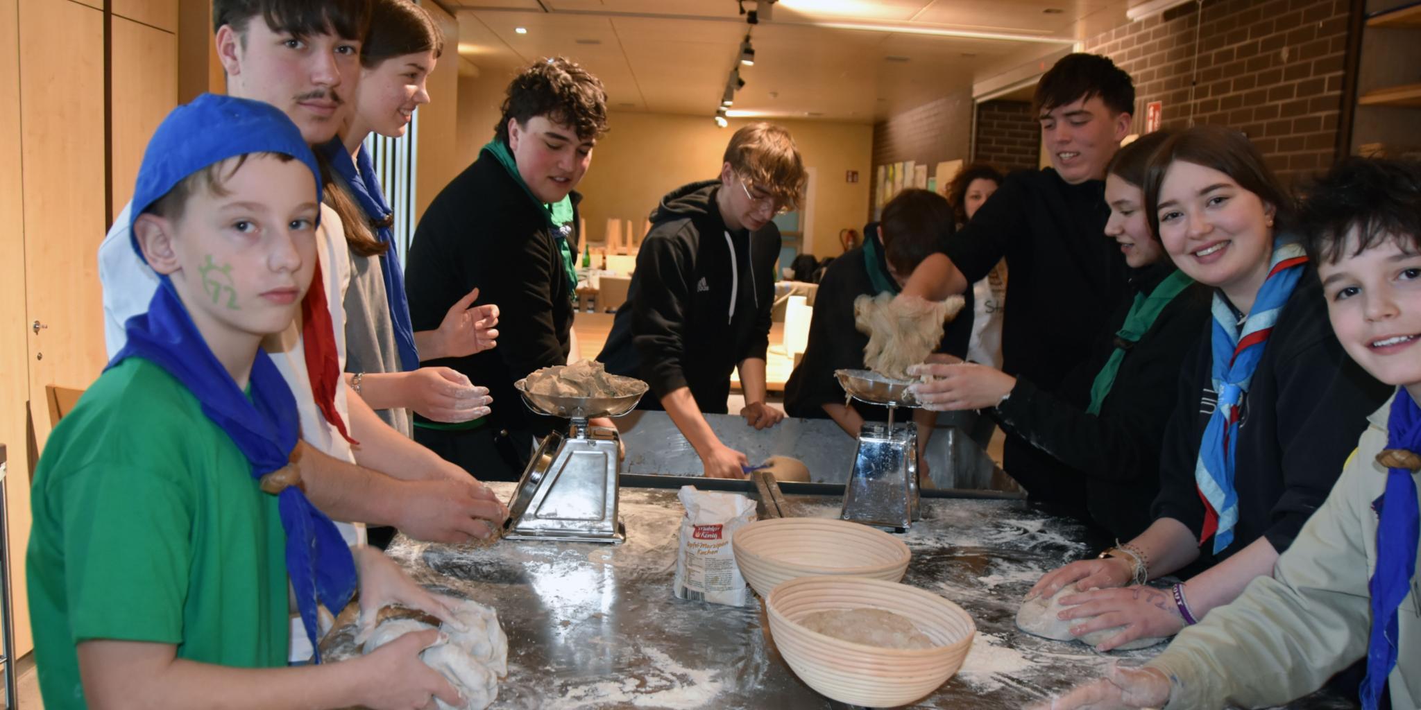 Im Rahmen der 72-Stunden-Aktion backen die Warndt Scouts im Backhaus Lauterbach 72 Brote.