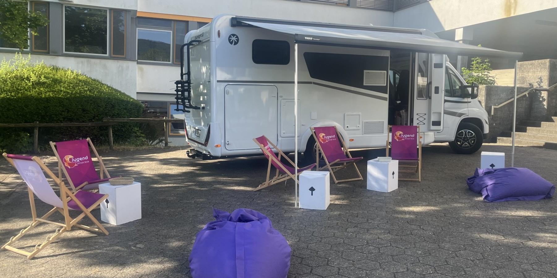 Das Jugendmobil auf dem Schulhof der IGS Zell