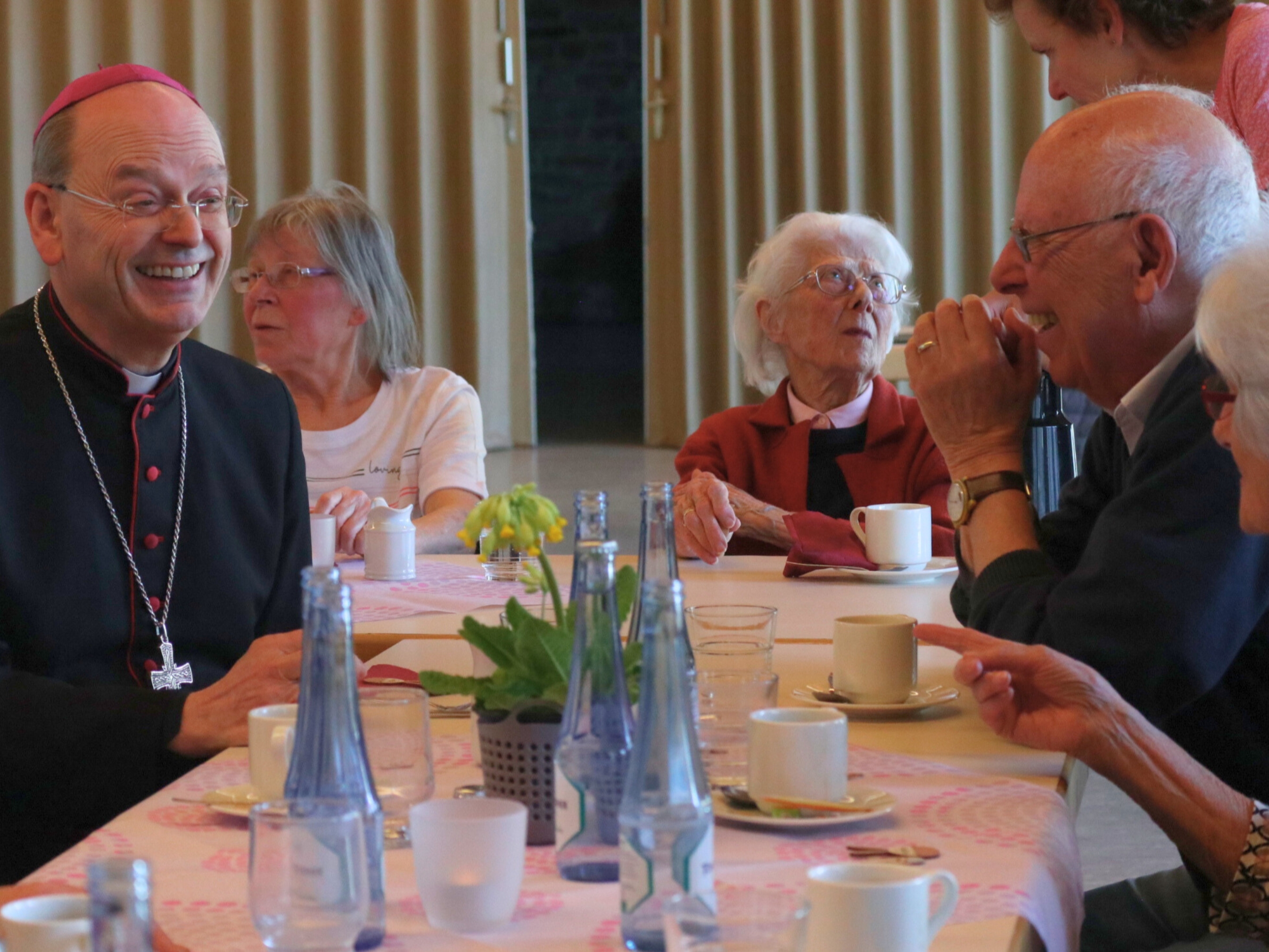 Weihbischof Brahm nutzte die Gelegenheit, beim Mittagstisch mit den Seniorinnen und Senioren in Kontakt zu kommen.