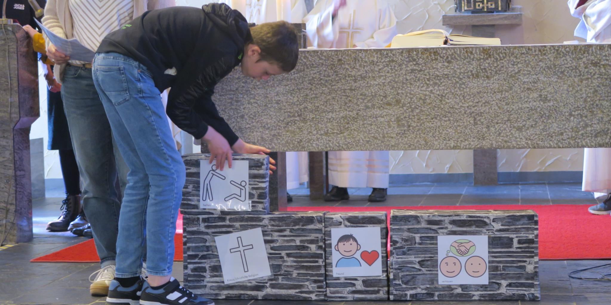 Schüler und Schülerinnen der Förderschule St. Martin bauten während des Gottesdienstes symbolisch das Haus, dessen Fundament vor 60 Jahren gelegt wurde.