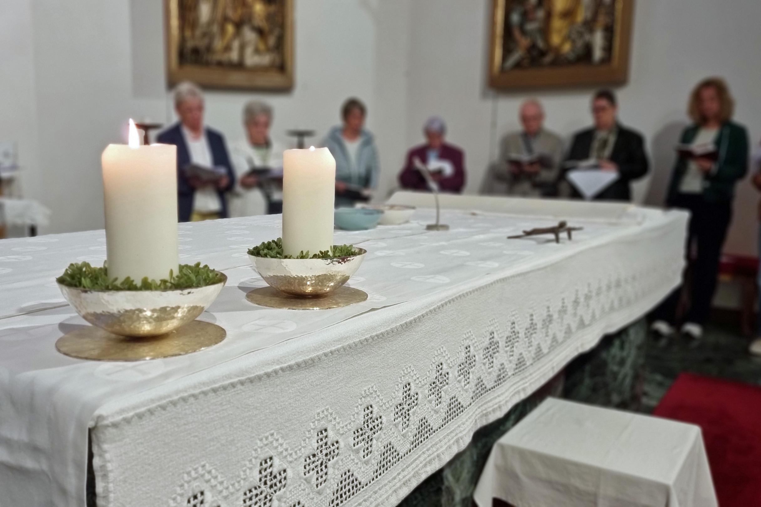 Eine Station war am Altar, wo die Gruppe das 'Sanctus' anstimmte.