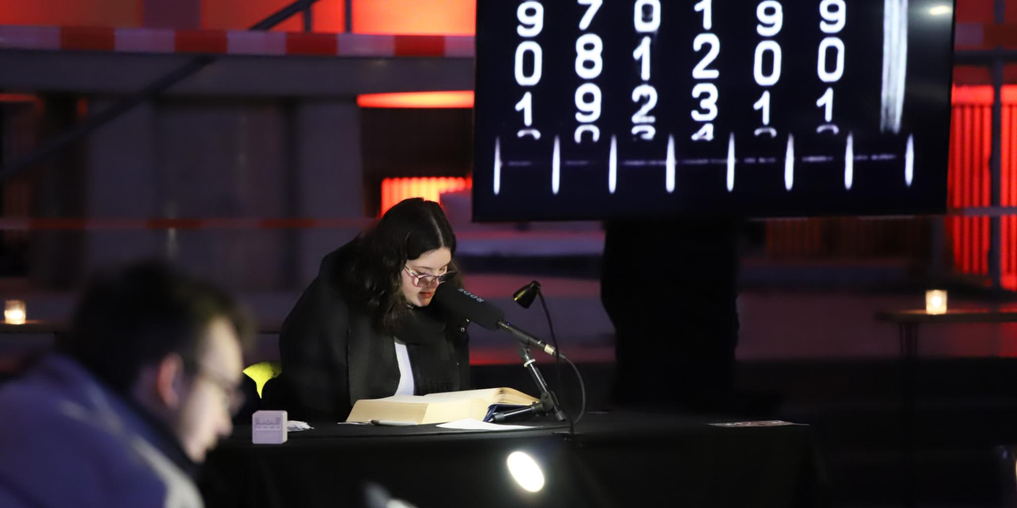 Die 16-jährige Charlotte Kohler liest am Holocaust-Gedenktag aus dem 'Kalendarium der Ereignisse im Konzentrationslager Auschwitz-Birkenau 1939 – 1945“.