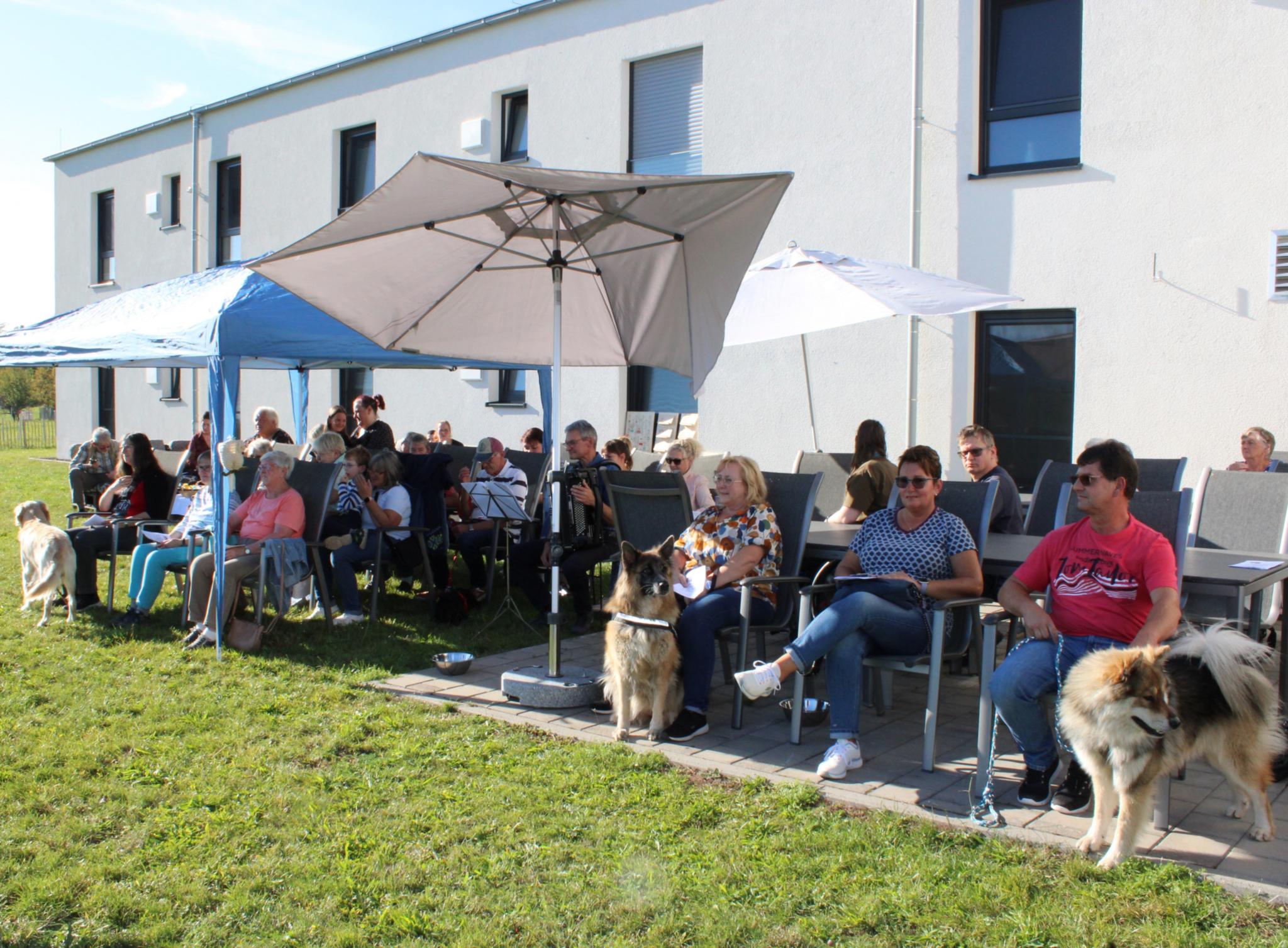 Erstmals fand der Gottesdienst in der Gartenanlage des WZB Stennweiler statt