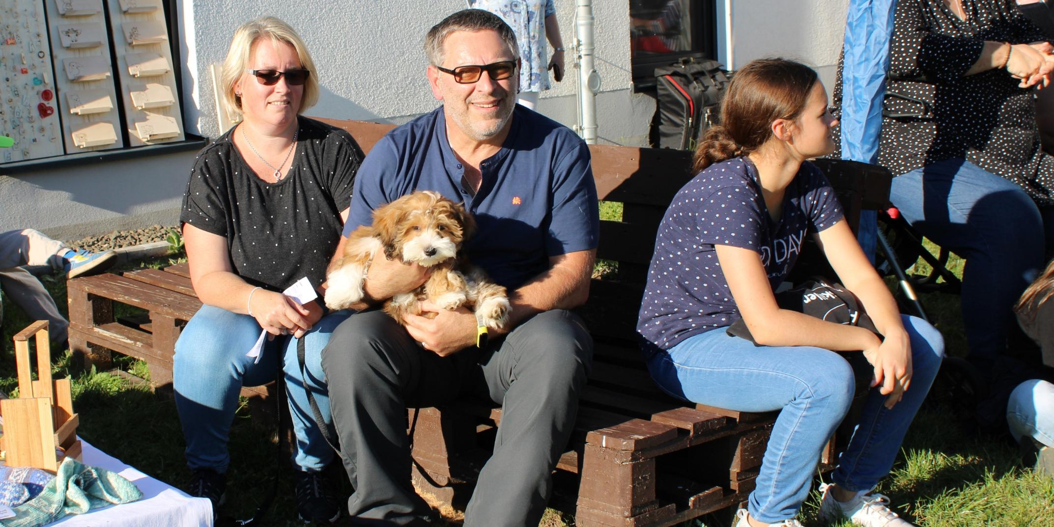 Isabell und Ralf (auf der Bank v.l.) waren mit Hund Mogli zum Gottesdienst gekommen