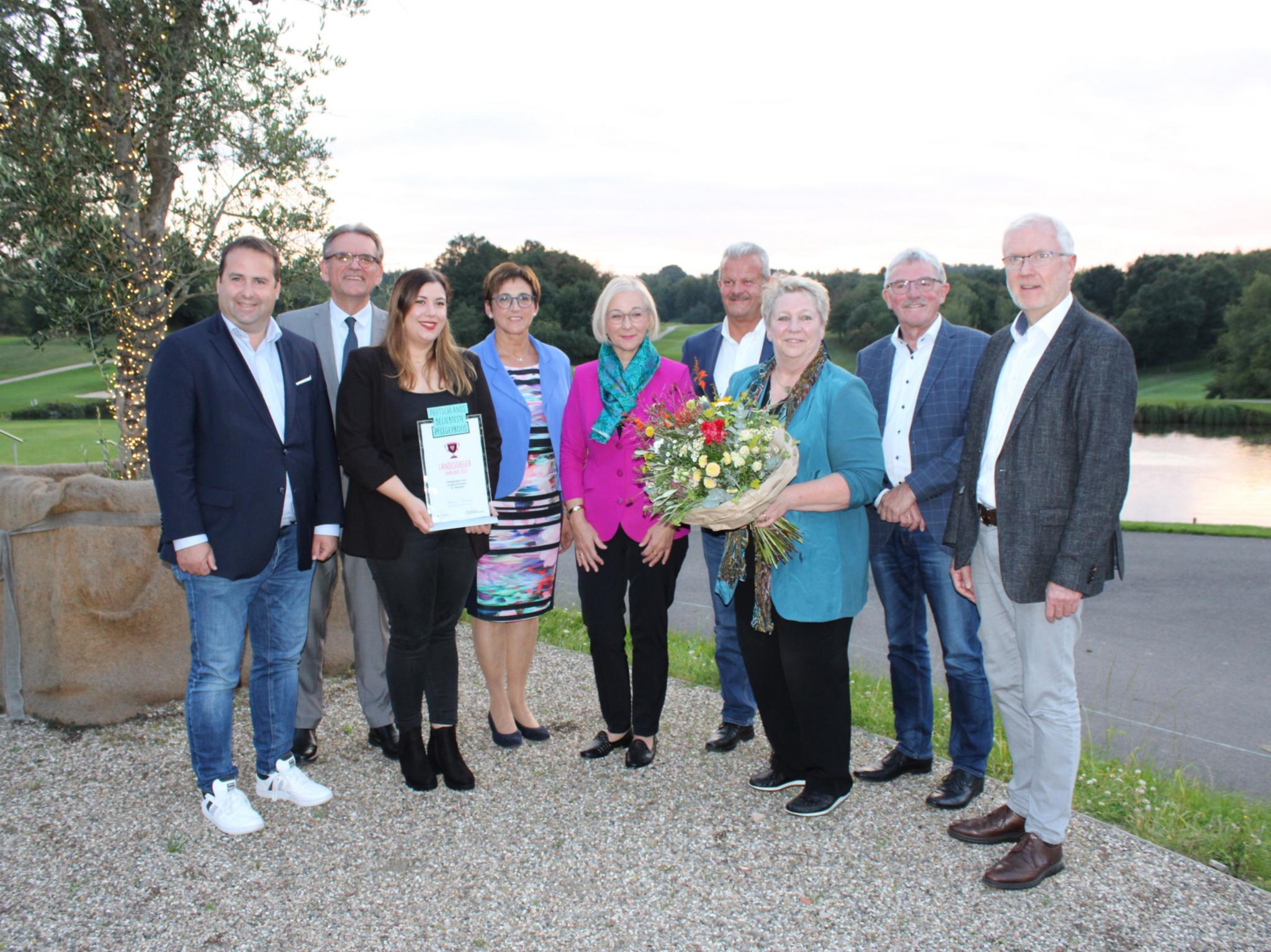 Gesundheitsminister Magnus Jung (l.) überreichte den Preis an das Emmaus-Team um Geschäftsführerin Barbara Klein (M.) und Pflegedienstleiter Thomas Löffler (4.v.r.)
