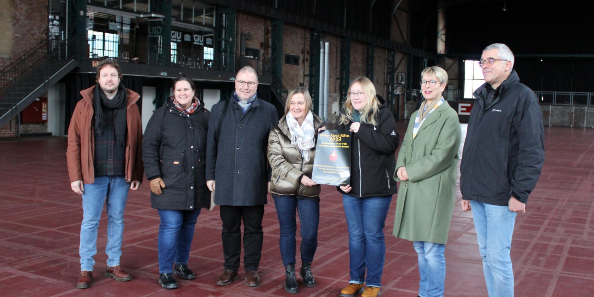 Das Leitungsteam der Saarbrücker Heiligabend-Aktion: (v.l.) Maximilian Schmitt (Café Exodus), Tina Haase (Fachstelle Kinder- und Jugendpastoral), Superintendent Christian Weyer (Kirchenkreis Saar West), Alexandra Klein und Tina Wagner (beide Fachstelle) Lutwin Gilla und Monika Urbatsch (beide Pastoraler Raum Saarbrücken), im E-Werk in Saarbrücken.