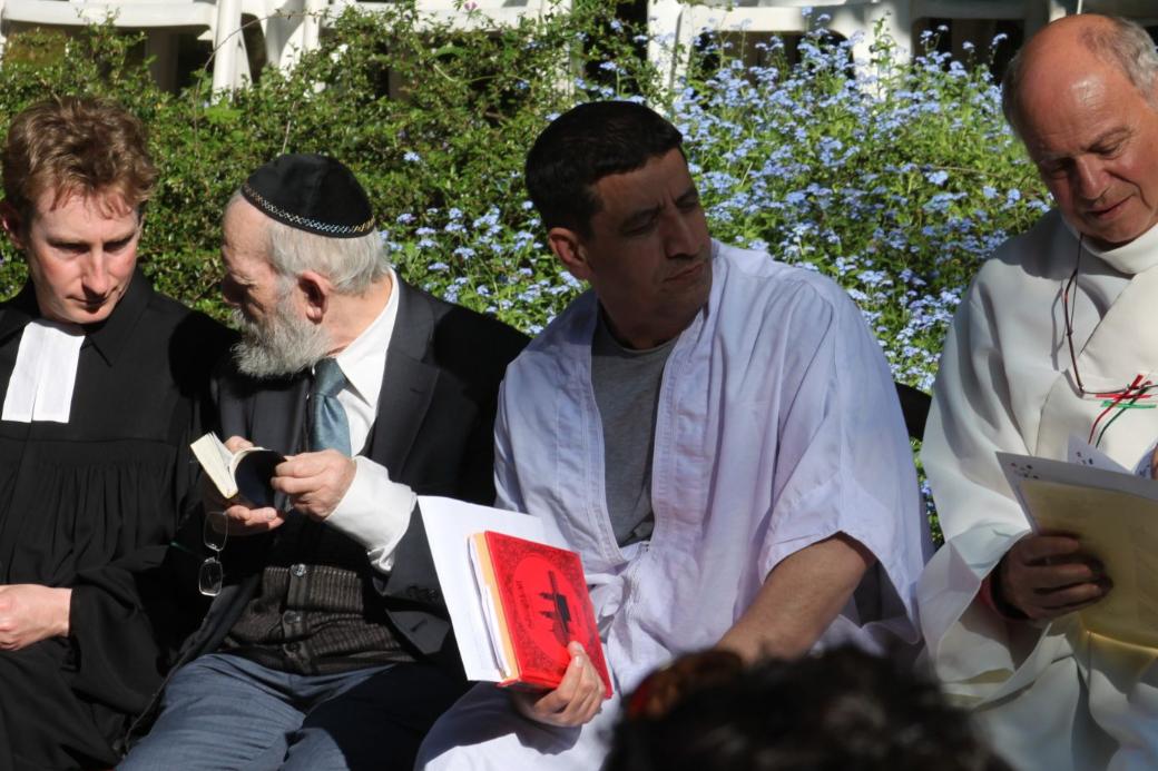 Mitwirkende Geistliche der verschiedenen Religionen beim Interreligiösen Friedensgebet „auf der Grenze“ 2023.