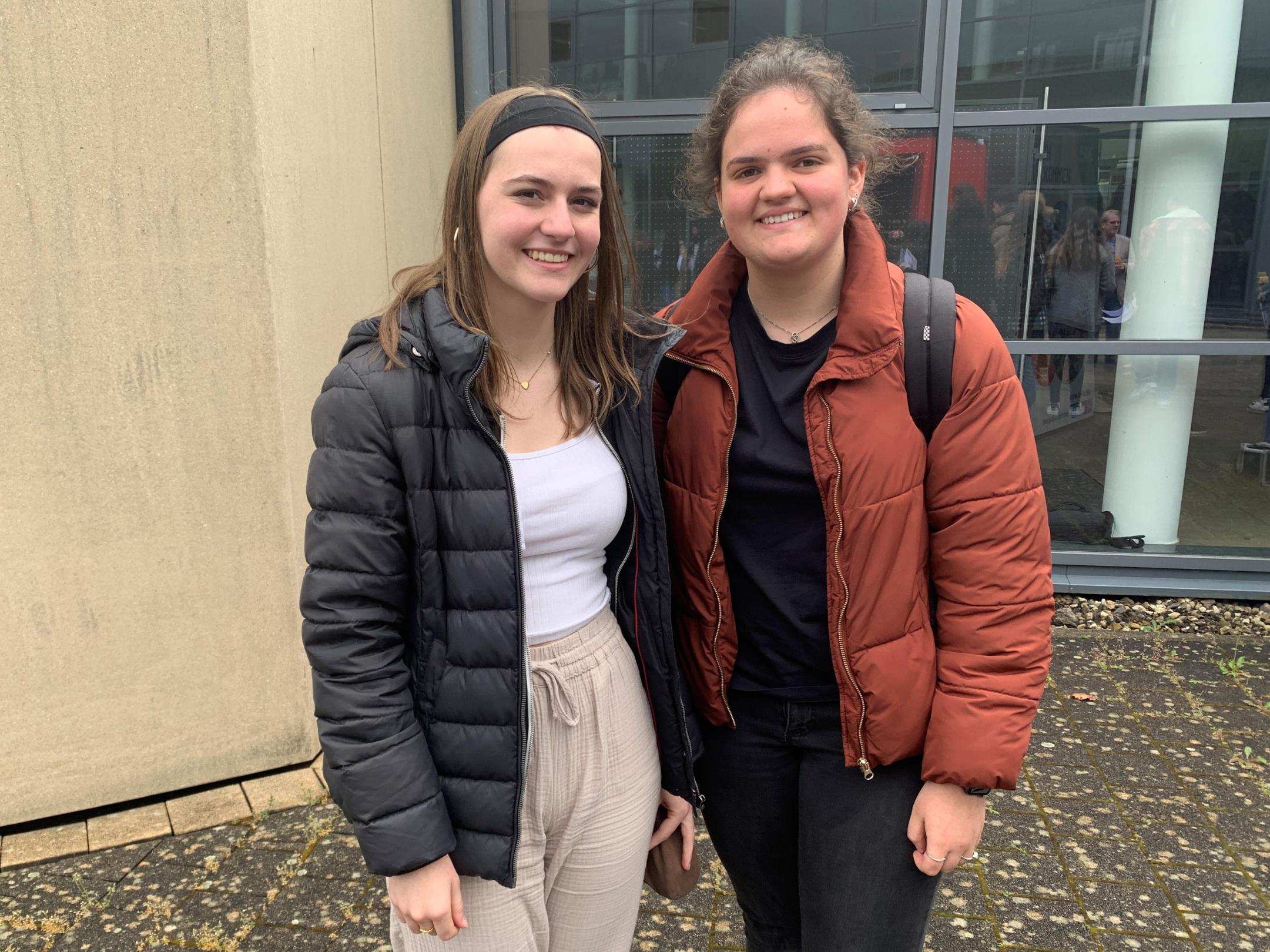 Lilli Müller (links) und Vanessa Kittl machen ihr FSJ in der Jugendkirche eli.ja in Saarbrücken.