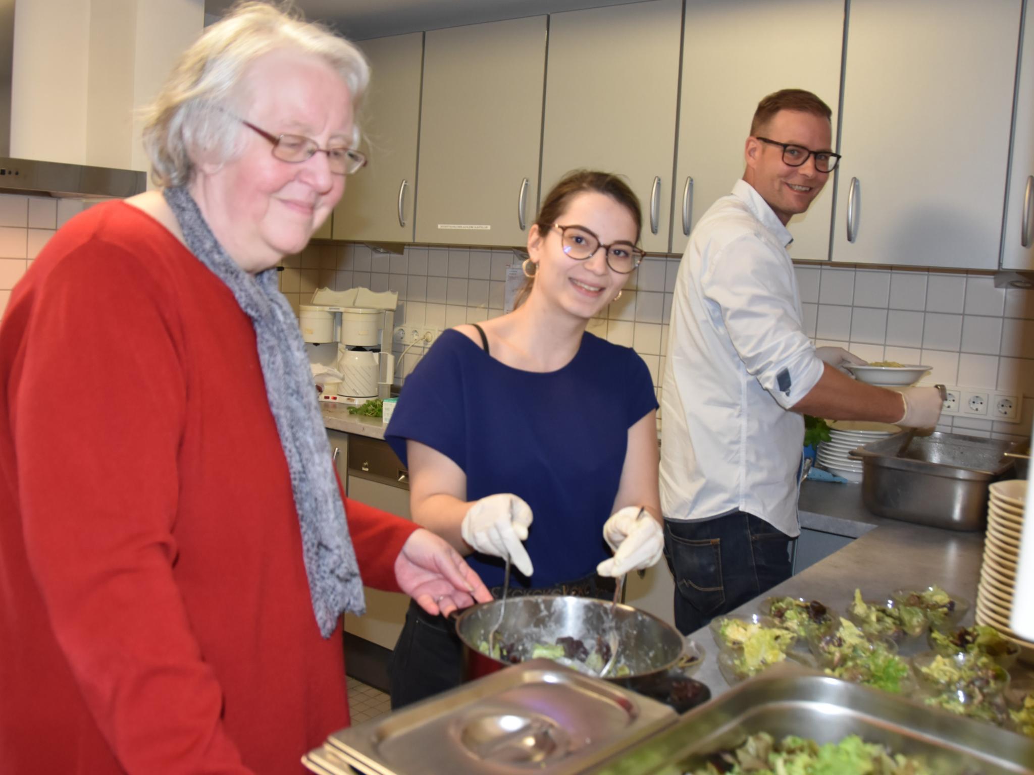 Gabriele Weiland, Laura Porco und Stefan Schumacher in der Küche der Caritas