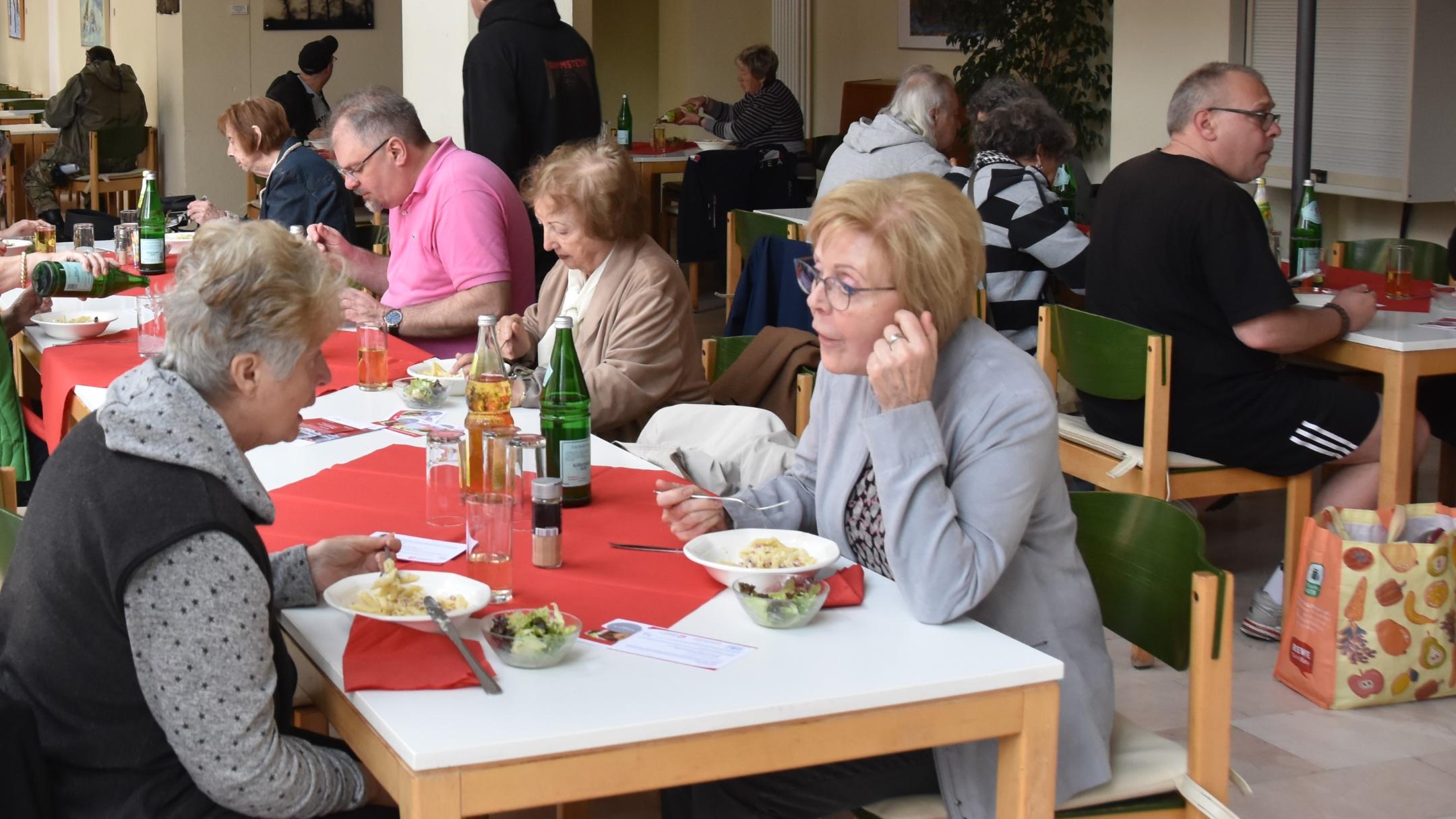 Menschen sitzen und reden an einem Tisch