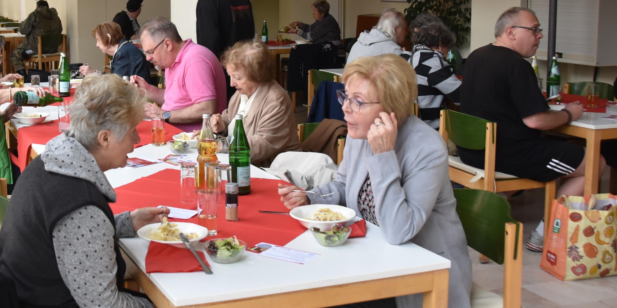 Menschen sitzen und reden an einem Tisch