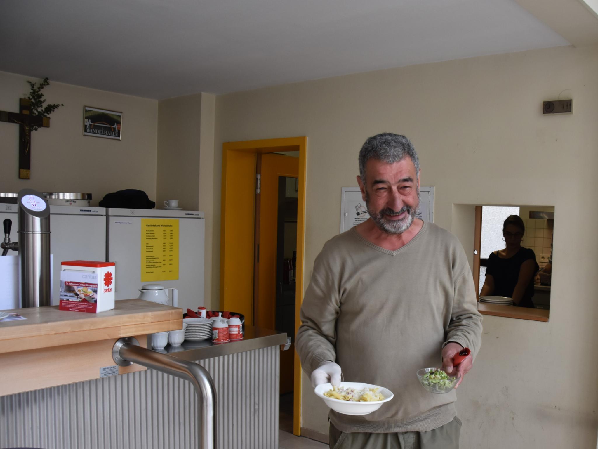 Rasoul Engel mit zubereitetem Essen