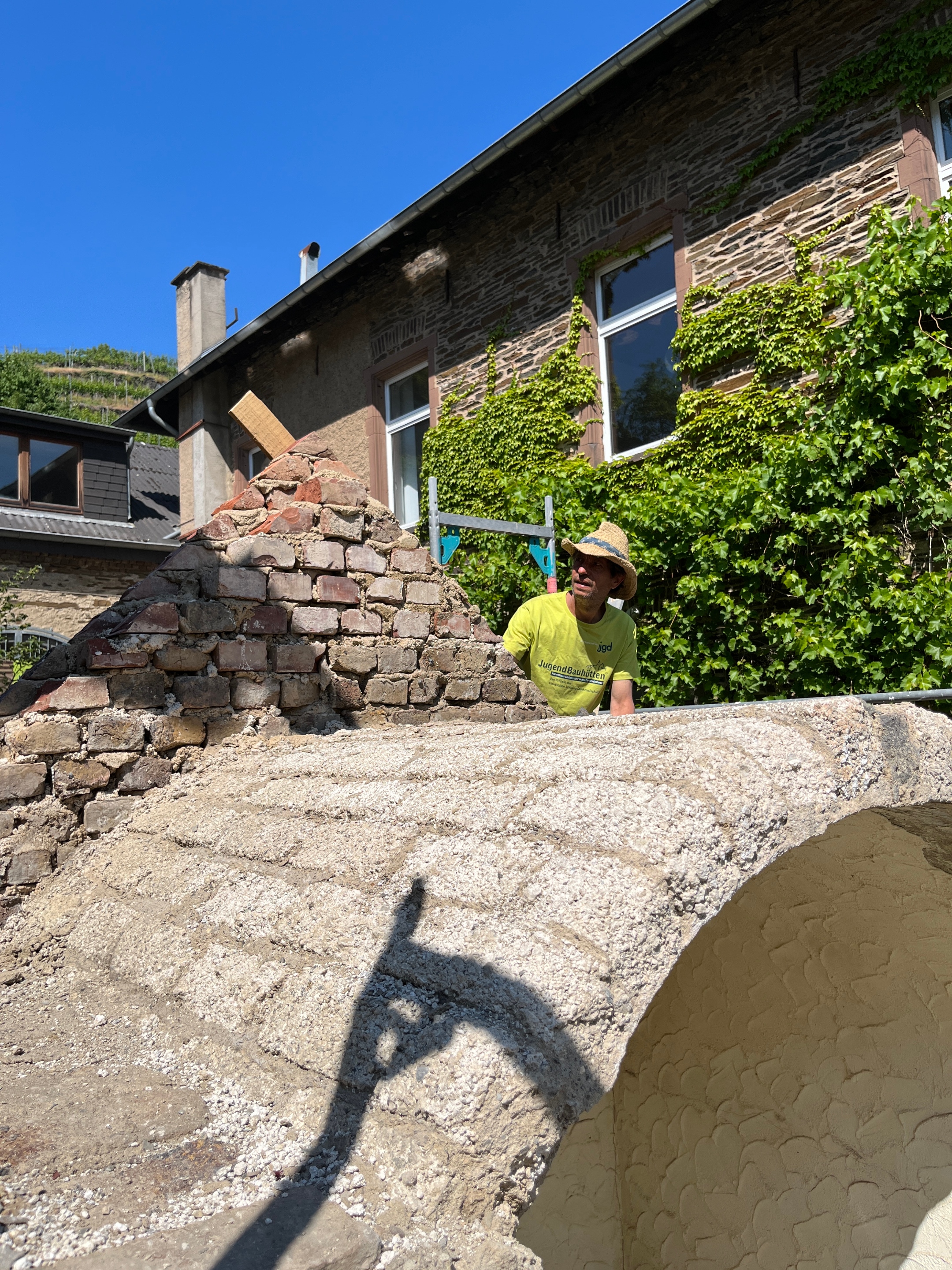 Mann mit Hut auf dem Dach der Marienkapelle Maischoß
