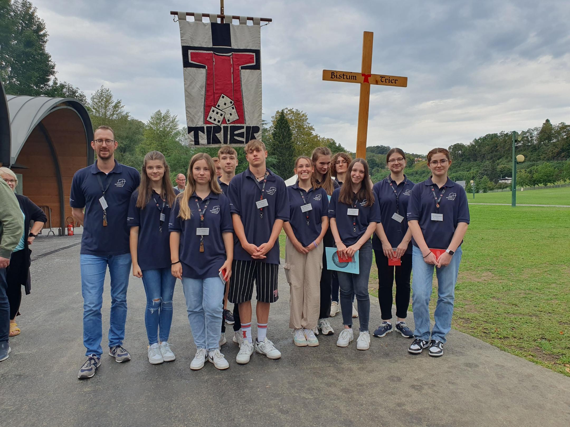 Die Schülergruppe der Sankt-Matthias-Schule Bitburg mit Lehrer Philipp gemmel (links)