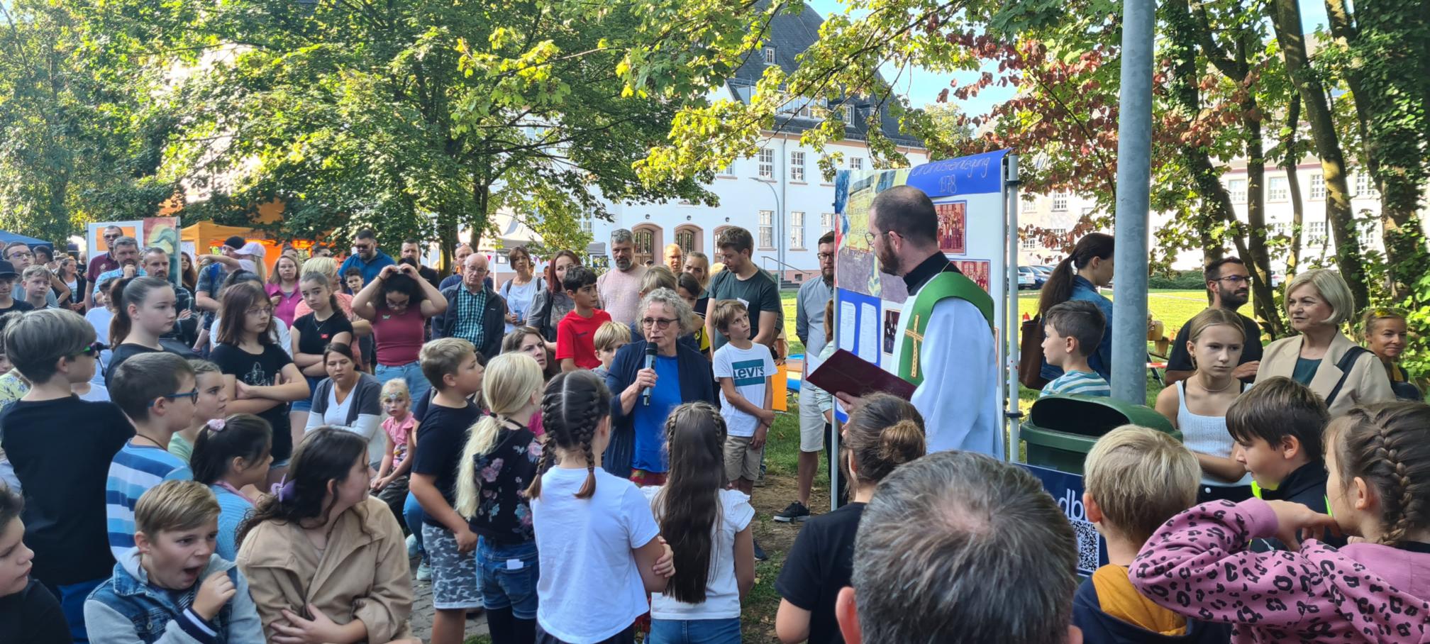 Mit einem Gottesdienst mit Jugendpfarrer Thomas Hufschmidt begann das Schulfest.