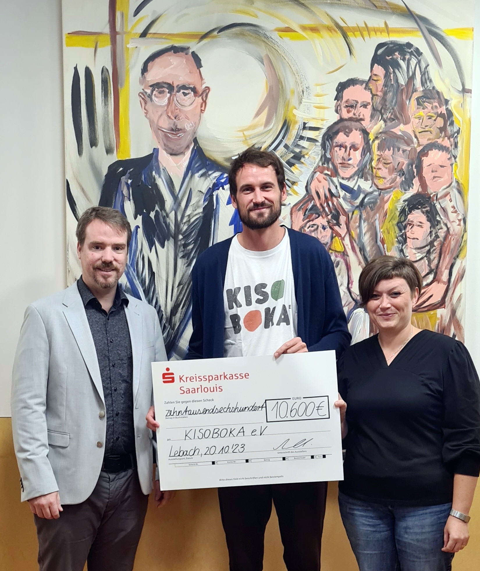 Die Schulleiter Andreas Hackert (Gemeinschaftsschule) und Verena Laase (Grundschule) überreichen Lukas Schäfer den Erlös des Benefizlaufs.