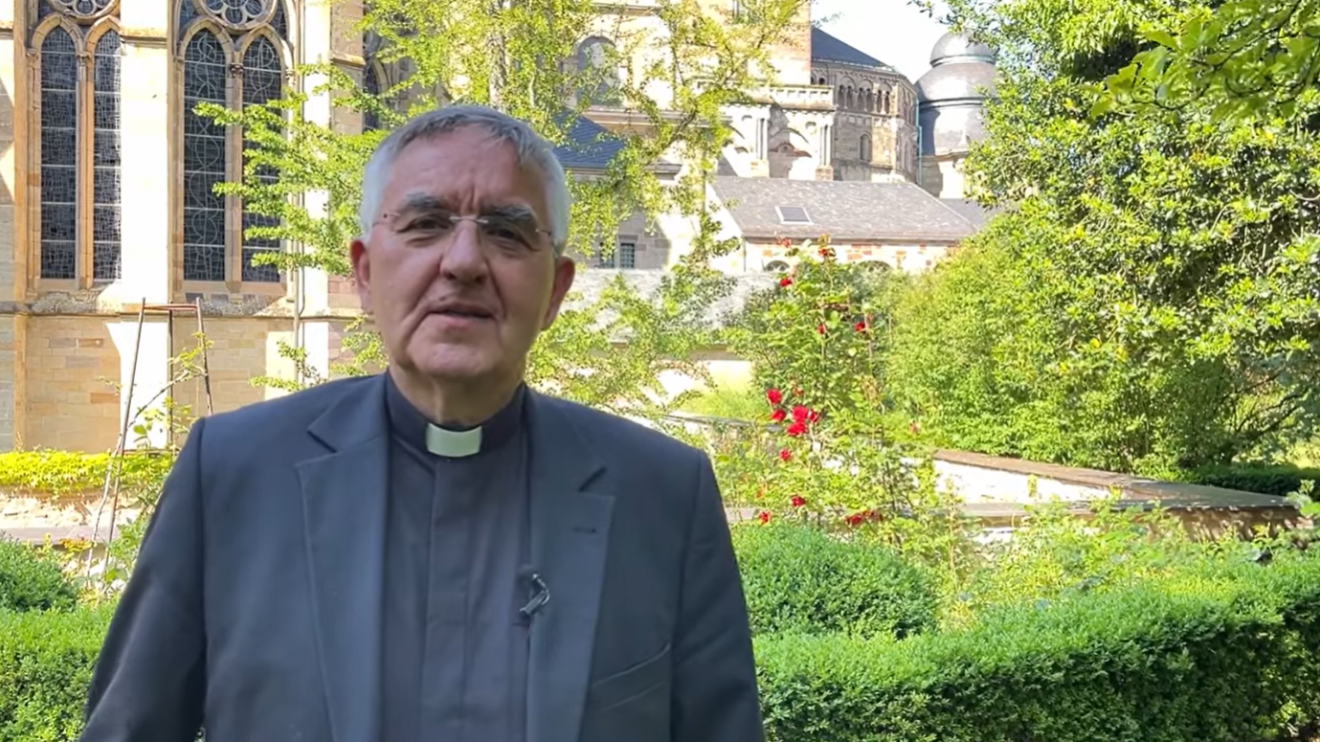 Weihbischof Gebert steht im Garten