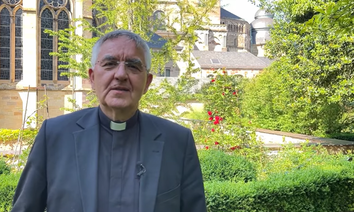 Weihbischof Gebert steht im Garten