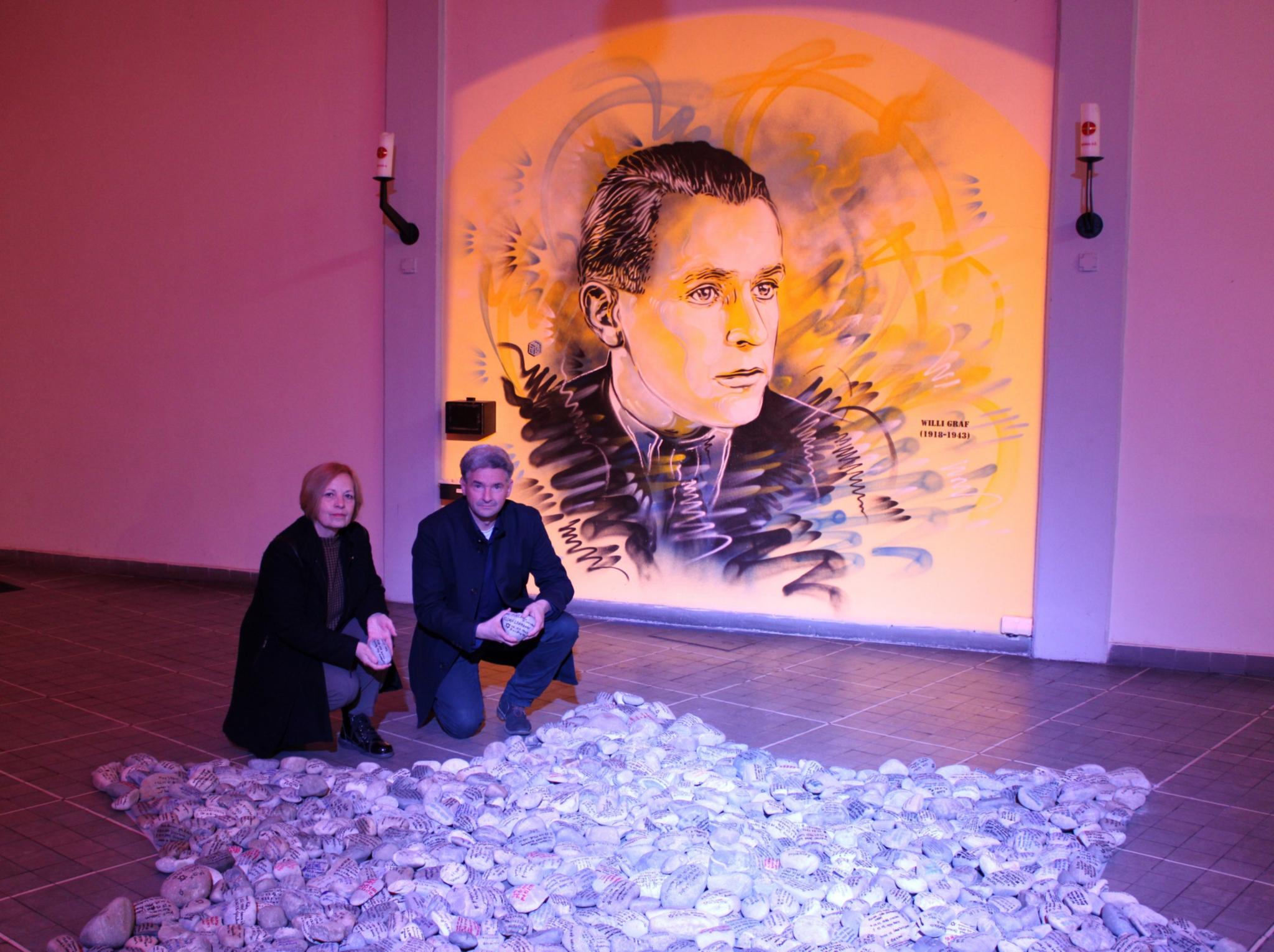 Christine Unrath und Patrick Wilhelmy (beide CJAS) vor dem Davidstern aus Gedenksteinen mit den Namen saarländischer Holocaust-Opfer.