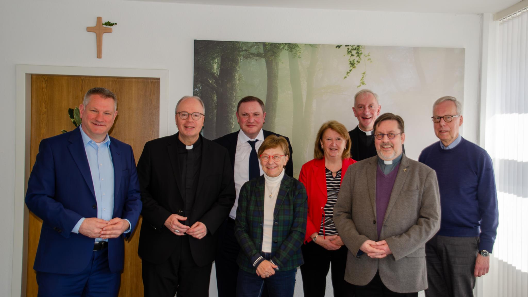 Michael Schley (Caritasdirektor), Bischof Dr. Stephan Ackermann, Daniel Jung (stellv. Vorsitzender Caritasverband), Gisela Rink (Vorsitzende Caritasverband), Gabriele Schöneberger (Vorstandsmitglied), Domkapitular Benedikt Welter (Vorsitzender des Diözesancaritasverbandes), Diakon Roland Isberner (Caritasratsvorsitzender), Pfarrer Eugen Vogt (Pfarrei St. Johann)