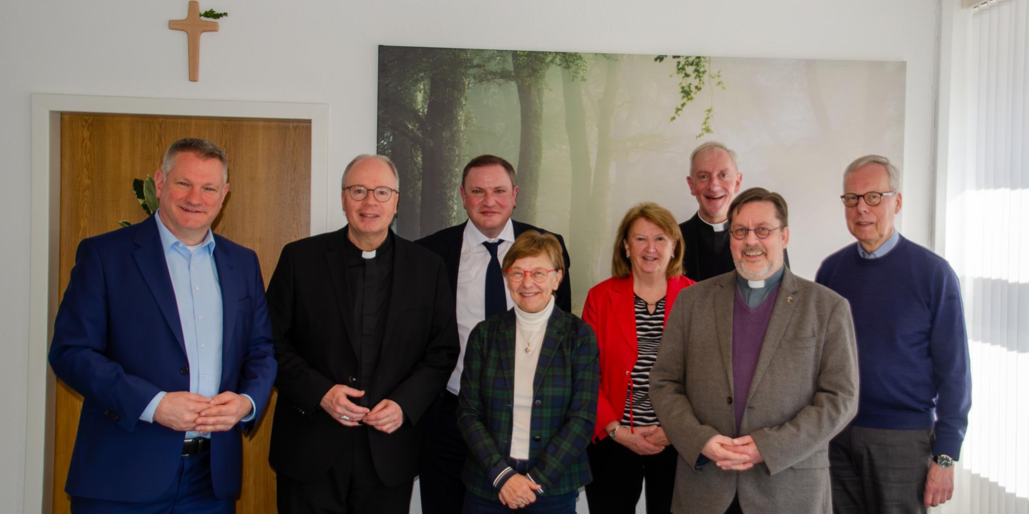 Michael Schley (Caritasdirektor), Bischof Dr. Stephan Ackermann, Daniel Jung (stellv. Vorsitzender Caritasverband), Gisela Rink (Vorsitzende Caritasverband), Gabriele Schöneberger (Vorstandsmitglied), Domkapitular Benedikt Welter (Vorsitzender des Diözesancaritasverbandes), Diakon Roland Isberner (Caritasratsvorsitzender), Pfarrer Eugen Vogt (Pfarrei St. Johann)