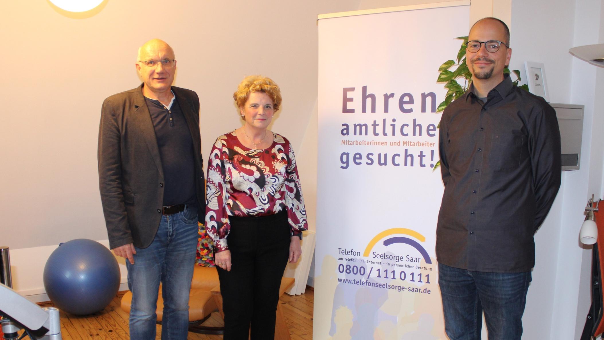 Pfarrer Volker Bier (ev. Leiter), Ehrenamtliche Ursula Joussier und Ulrich Monzel (kth. Leiter) warben für ein Engagement bei der TelefonSeelsorge Saar.