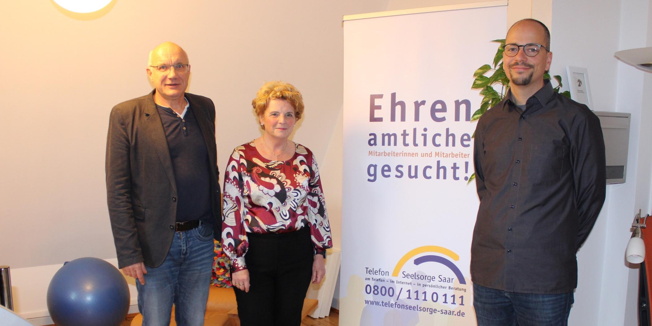 Pfarrer Volker Bier (ev. Leiter), Ehrenamtliche Ursula Joussier und Ulrich Monzel (kth. Leiter) warben für ein Engagement bei der TelefonSeelsorge Saar.