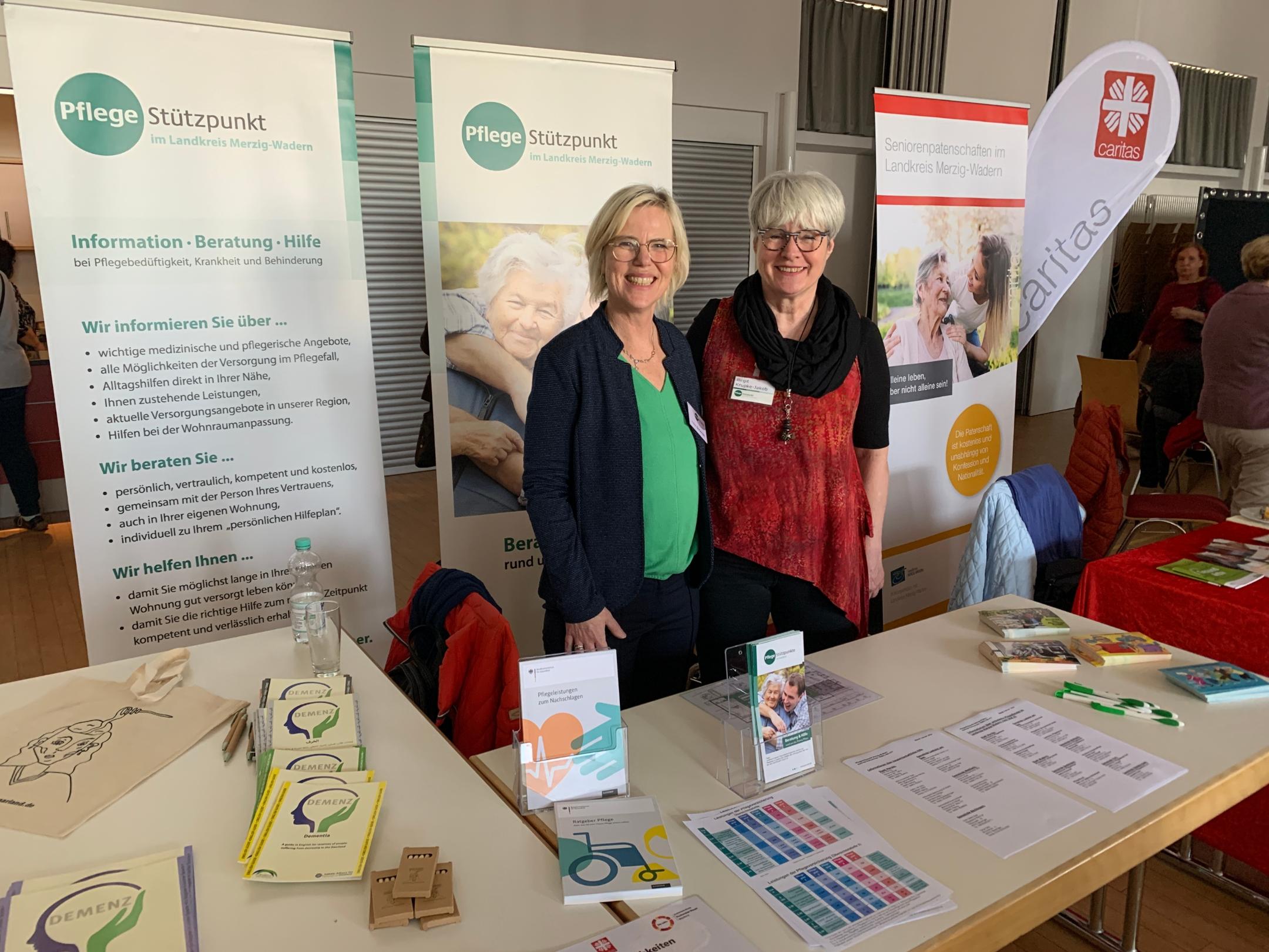 Heike Bockmühl und Birgit Krupke-Jakob vom Pflegestützpunkt des Landkreises.