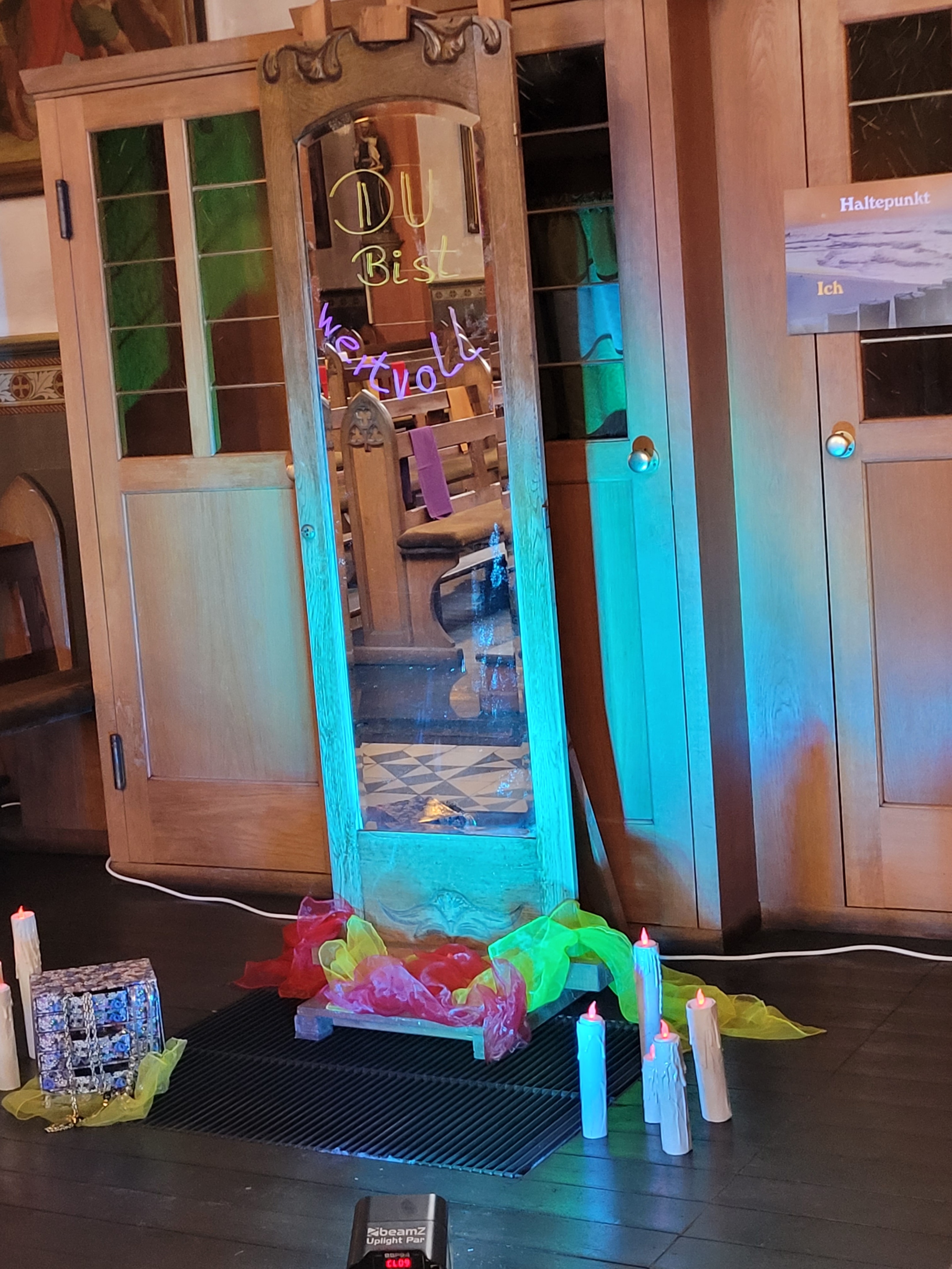 Du bist wertvoll stand auf einem Spiegel geschrieben.