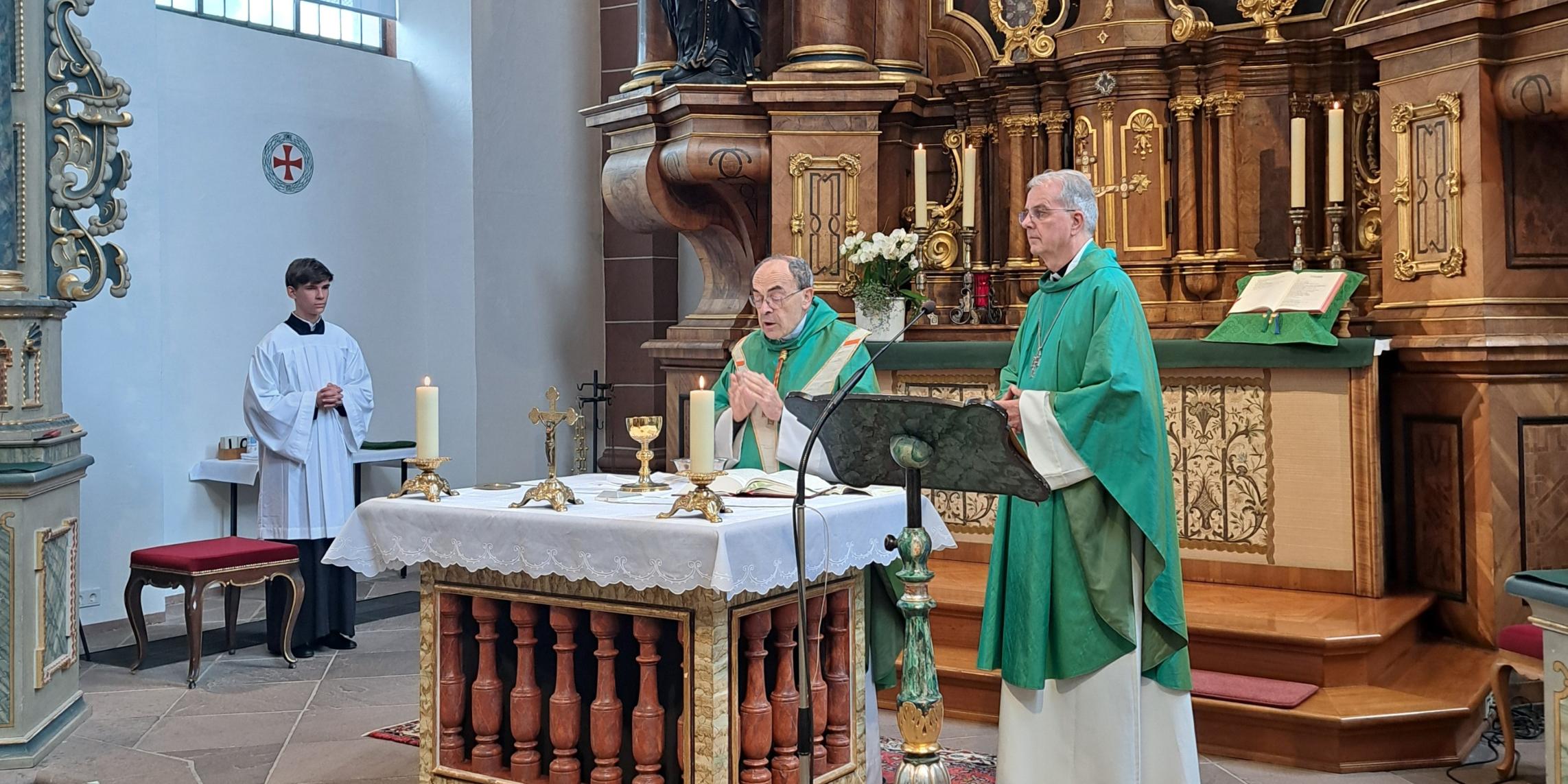 Eine transnationale Begegnung im Altarraum der französisch-luxemburgisch-deutschen Welschnonnensaga: Der ehemalige Primas von Gallien zelebriert am französischen Vatertag eine Messe in der Welschnonnenkirche, rechts daneben Weihbischof Jörg Michael Peters