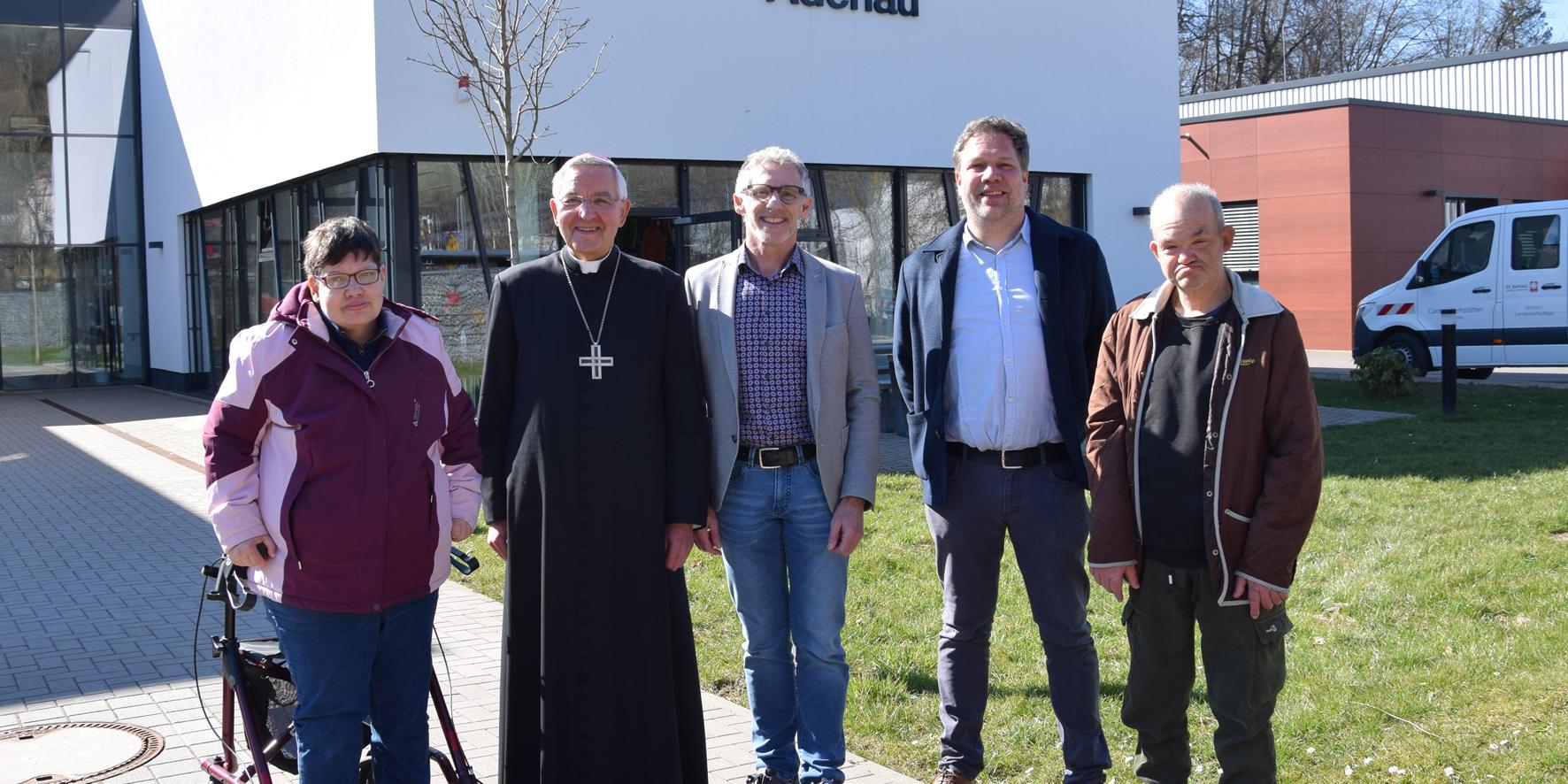 Von links: Werkstattbeschäftigte Elke Bell, Weihbischof em. Franz Josef Gebert, Prokurist Franz Josef Bell, Betriebsstättenleiter Johannes Haubrich, Werkstattbeschäftigter Werner Schüller