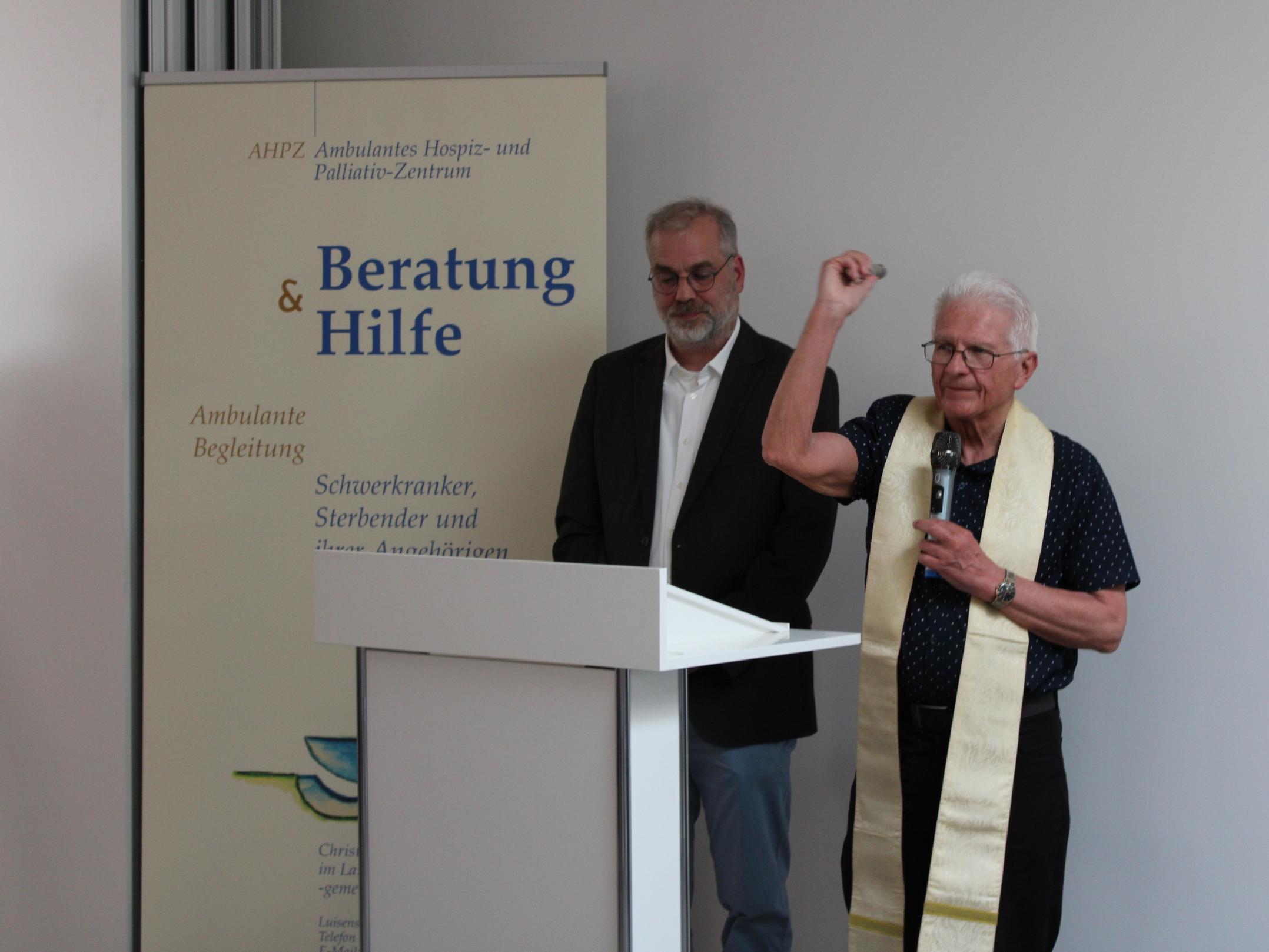 Pfarrer Ulrich Kräuter (Ev. Kirchengemeinde St. Wendel-Illtal) und Pfarrer i.R. Erwin Recktenwald (Pastoraler Raum St. Wendel) segneten das neue Zentrum.