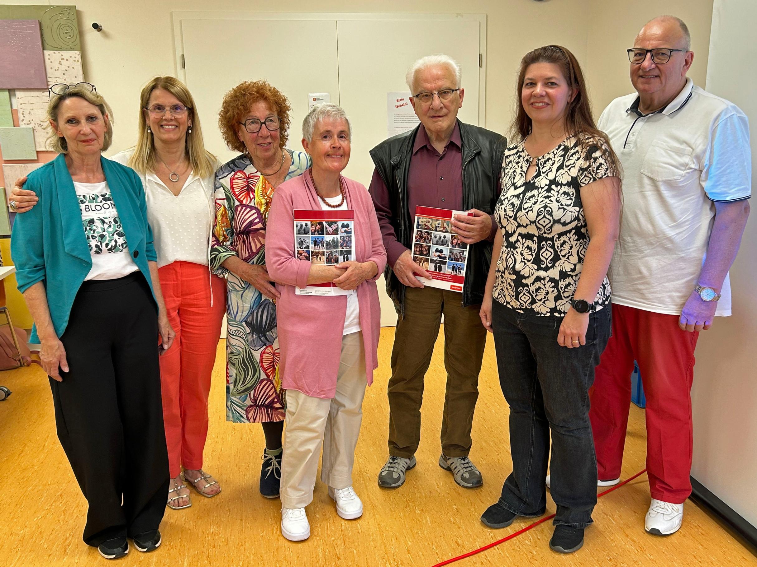 Im Rahmen einer Feierstunde bekamen die Seniorinnen und Senioren den Aufsatzband mit ihren Geschichten überreicht.