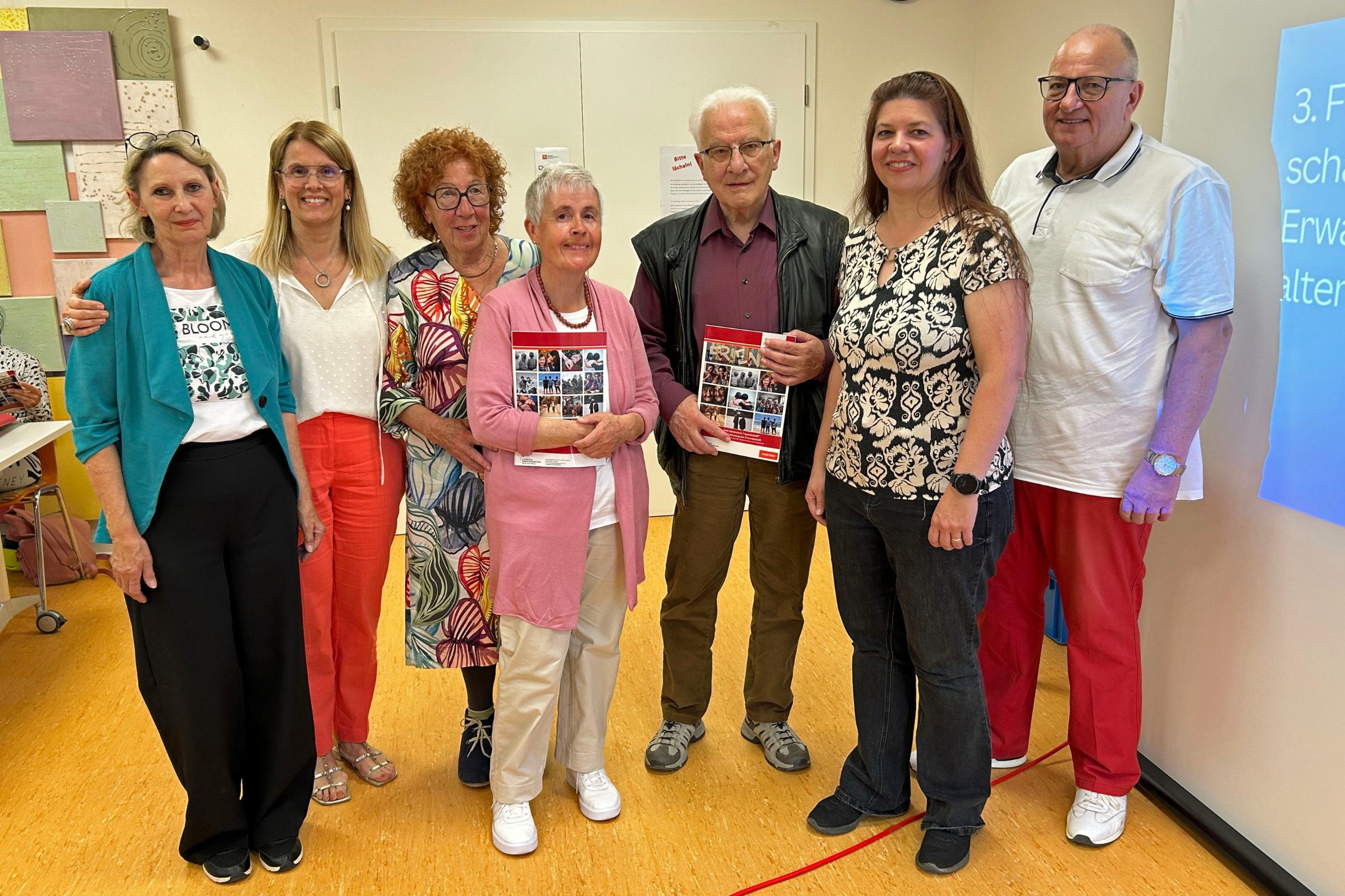 Im Rahmen einer Feierstunde bekamen die Seniorinnen und Senioren den Aufsatzband mit ihren Geschichten überreicht.