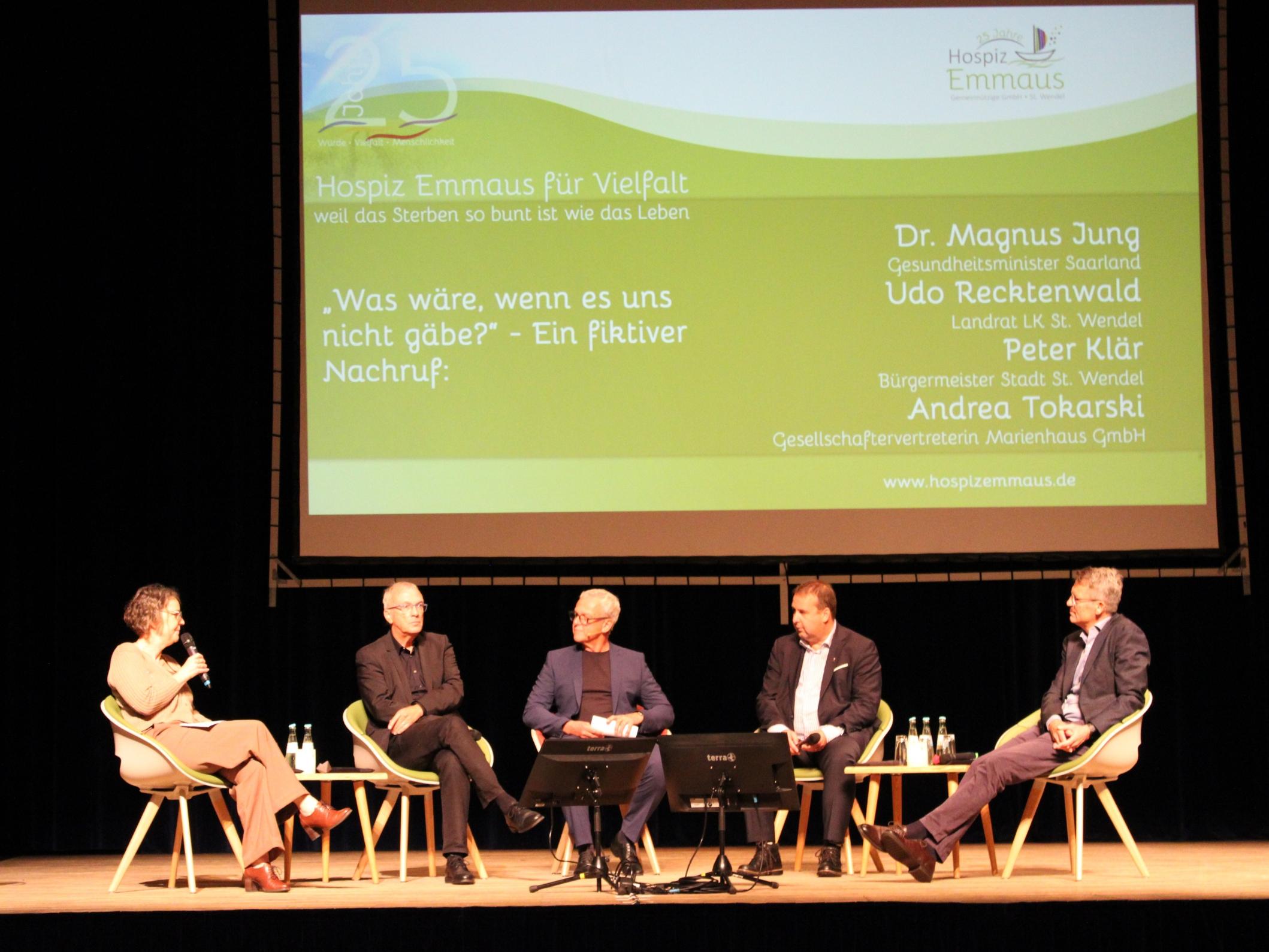 Statt Grußworte: Gesprächsrunde mit Andrea Tokarski (Marienhaus GmbH), Landrat Udo Recktenwald, Moderator Joachim Weyand, Sozialminister Magnus Jung und Bürgermeister Peter Klär