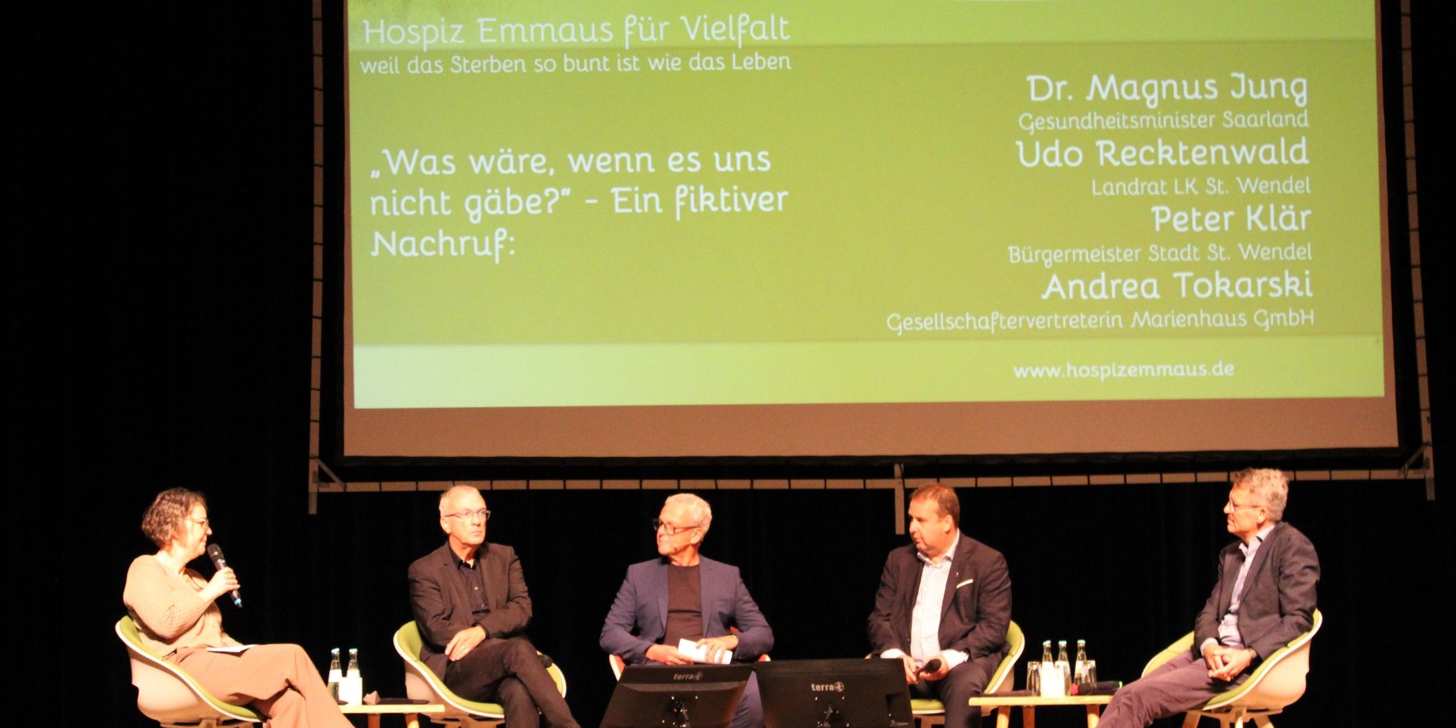 Statt Grußworte: Gesprächsrunde mit Andrea Tokarski (Marienhaus GmbH), Landrat Udo Recktenwald, Moderator Joachim Weyand, Sozialminister Magnus Jung und Bürgermeister Peter Klär