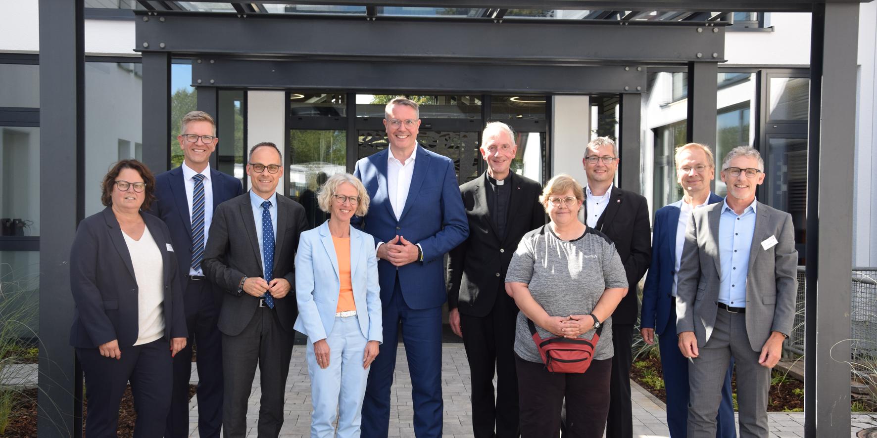Bei der feierlichen Wiedereröffnung der Caritas Werkstätten Sinzig (von links): Einrichtungsleiterin Britta Lott, Geschäftsführer Thomas Buckler, Staatssekretär Dr. Denis Alt, Landesamt-Präsidentin Heike Gorißen-Syrbe, Ministerpräsident Alexander Schweitzer, Domkapitular Benedikt Welter, Werkstatträtin Marina Schönhof, Diözesan-Caritasdirektor Christoph Wutz, Bürgermeister Andreas Geron und Prokurist Franz Josef Bell
