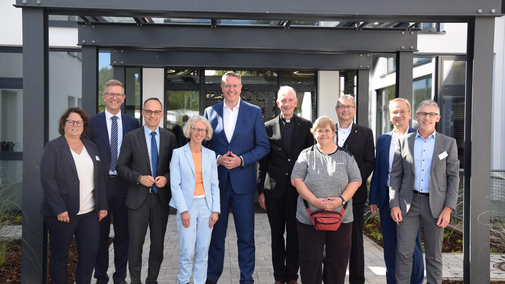 Bei der feierlichen Wiedereröffnung der Caritas Werkstätten Sinzig (von links): Einrichtungsleiterin Britta Lott, Geschäftsführer Thomas Buckler, Staatssekretär Dr. Denis Alt, Landesamt-Präsidentin Heike Gorißen-Syrbe, Ministerpräsident Alexander Schweitzer, Domkapitular Benedikt Welter, Werkstatträtin Marina Schönhof, Diözesan-Caritasdirektor Christoph Wutz, Bürgermeister Andreas Geron und Prokurist Franz Josef Bell