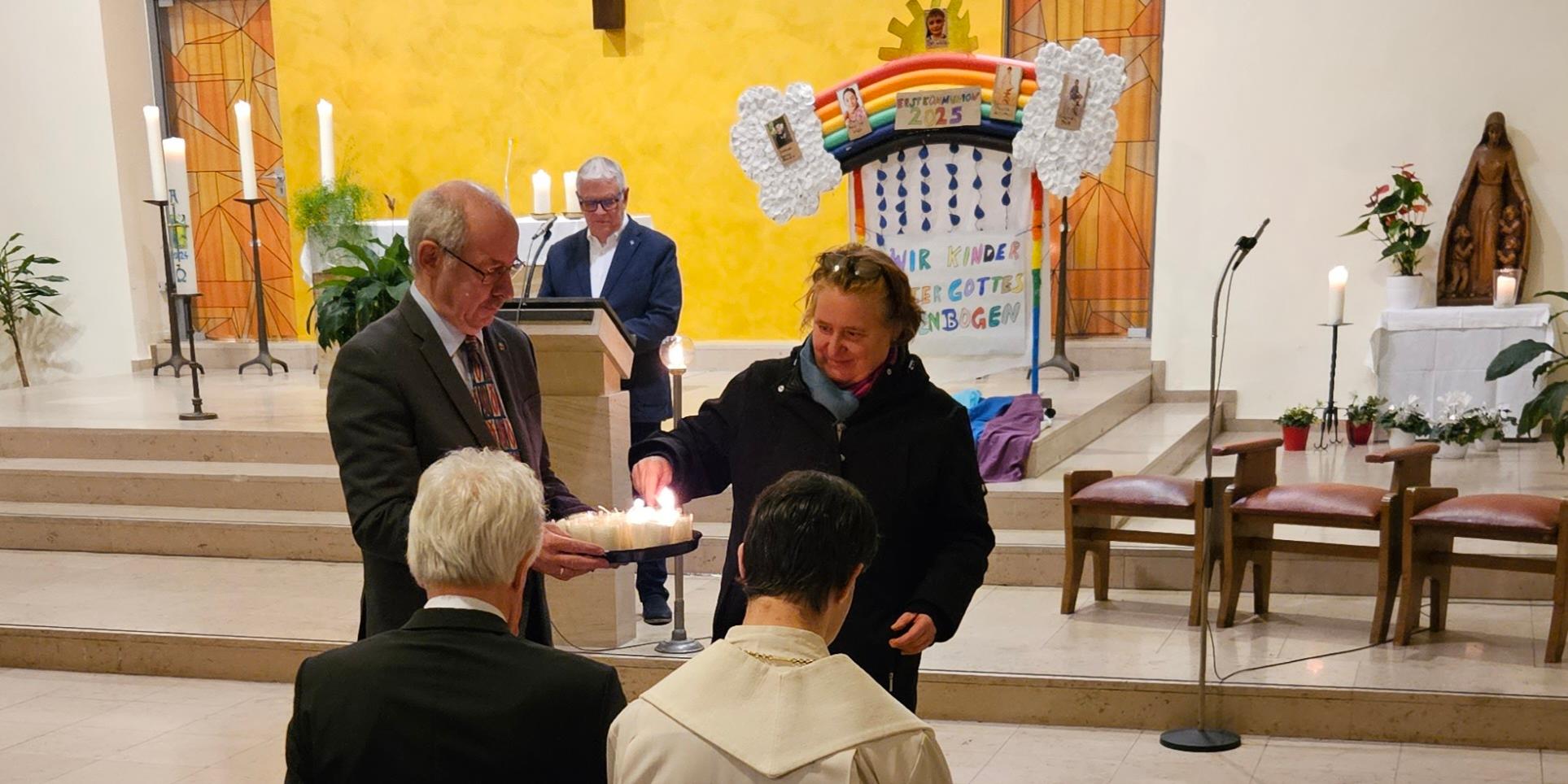In ökumenischer Verbundenheit feierte die ACK Saar den Auftakt der diesjährigen Gebetswoche: Joachim Hipfel (FEG, mit Kerzen), Pascale Jung (Kath. Kirche), Wolfang Schmidt (Ev. Kirche, am Ambo), Peter Guckenbiehl (NAK) und Johannes Aschenbach (SELK).